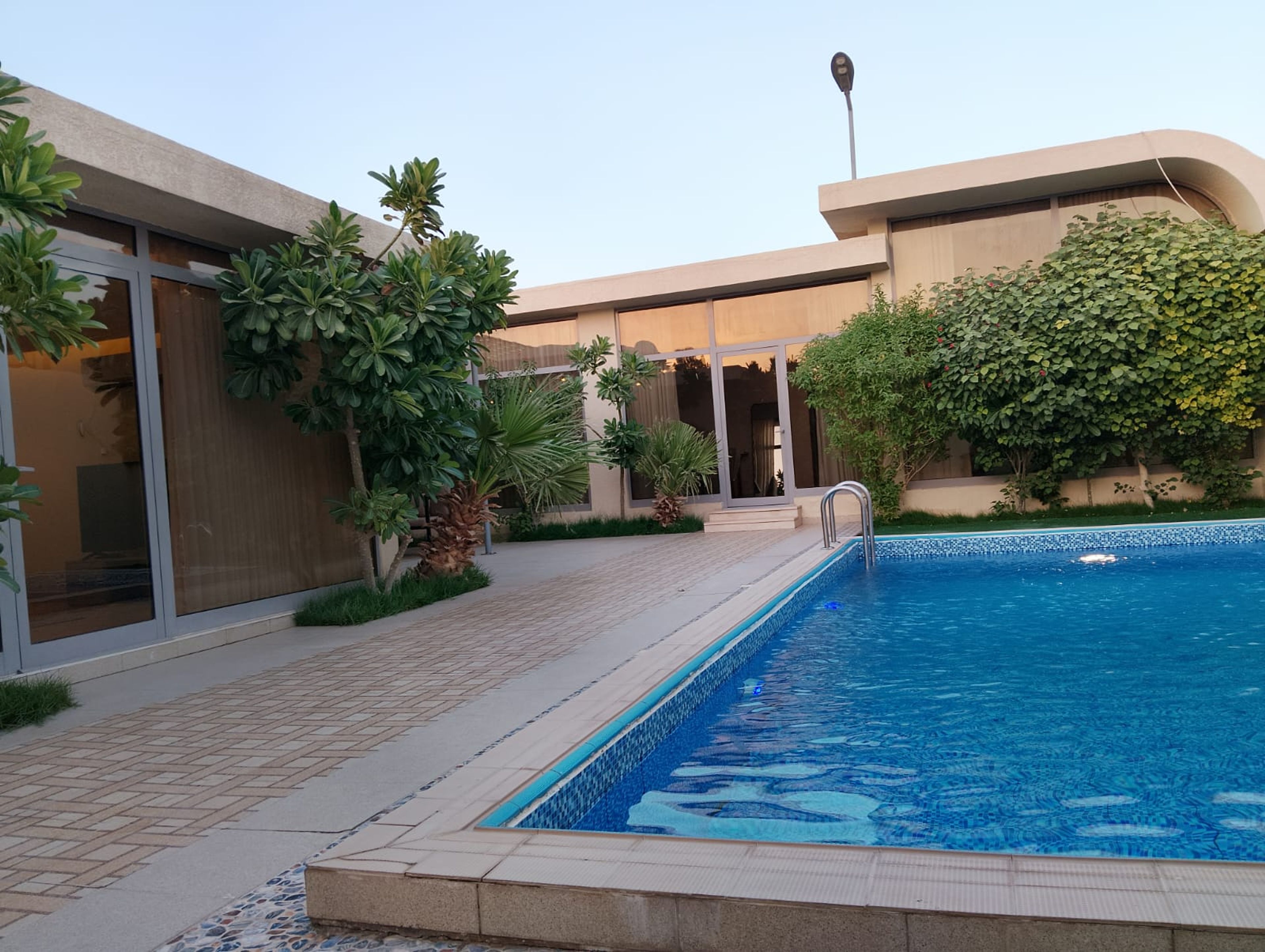 https://img.gathern.co/1400x0/1/4lHmi_PExPQmZtRE7y2jO90MRJorbh4T.jpeg