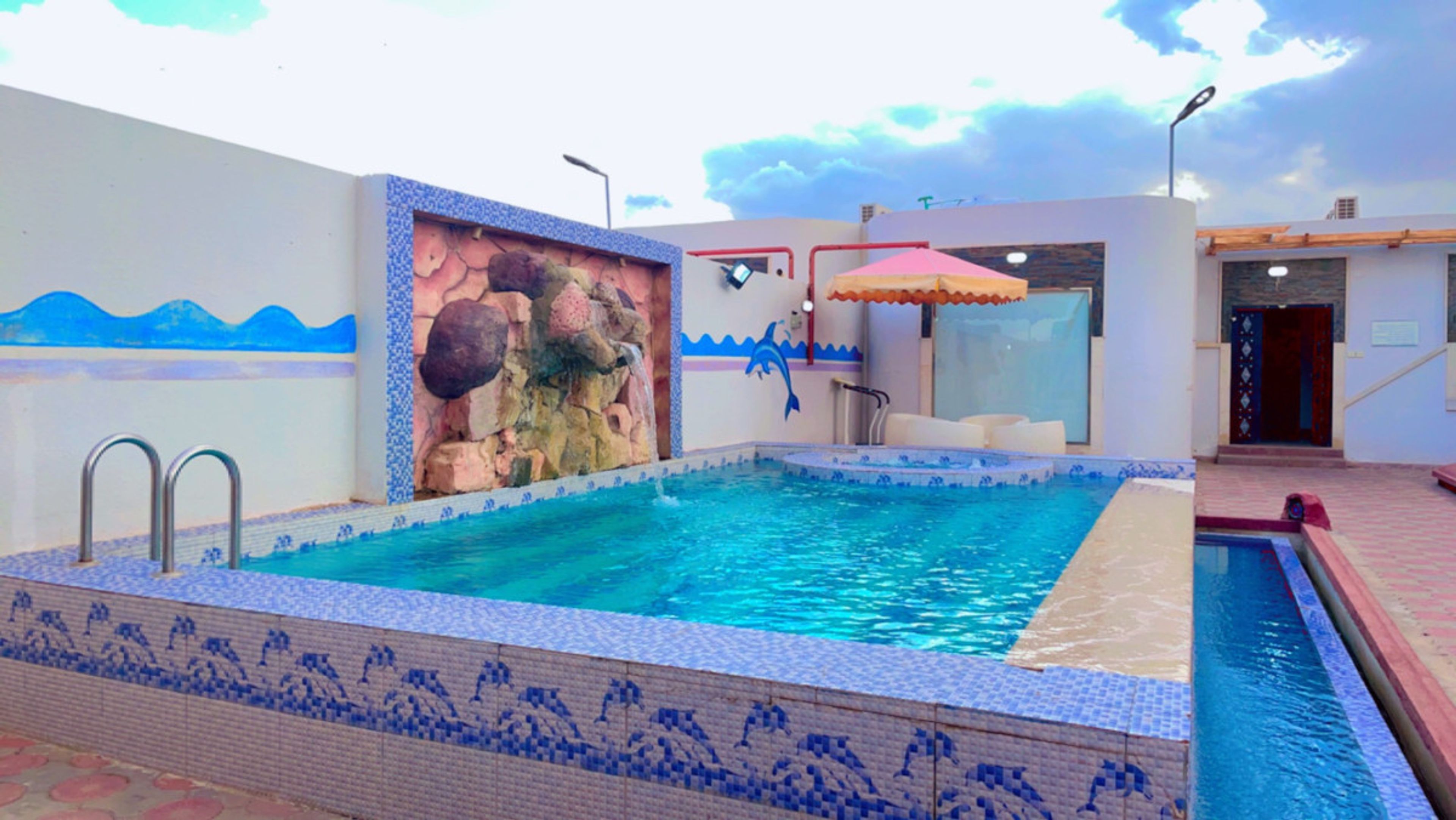 https://img.gathern.co/1400x0/1/5NiAtXKKx7PEr-nJx5fWHjHIt1eRWehH.jpg