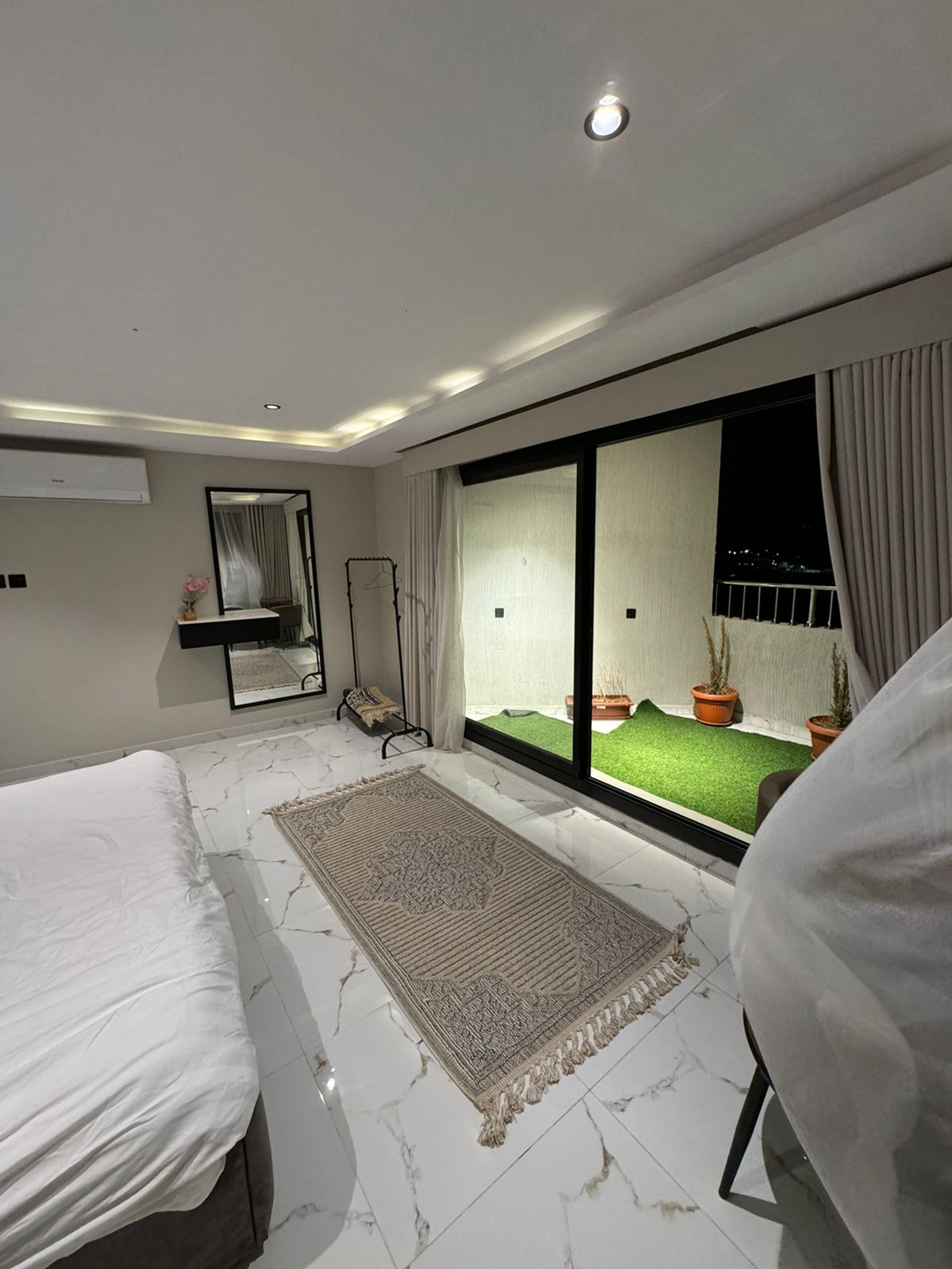 https://img.gathern.co/1024x0/1/61ljgikWVtVmy-whCMMT6irJBZtN277e.jpeg
