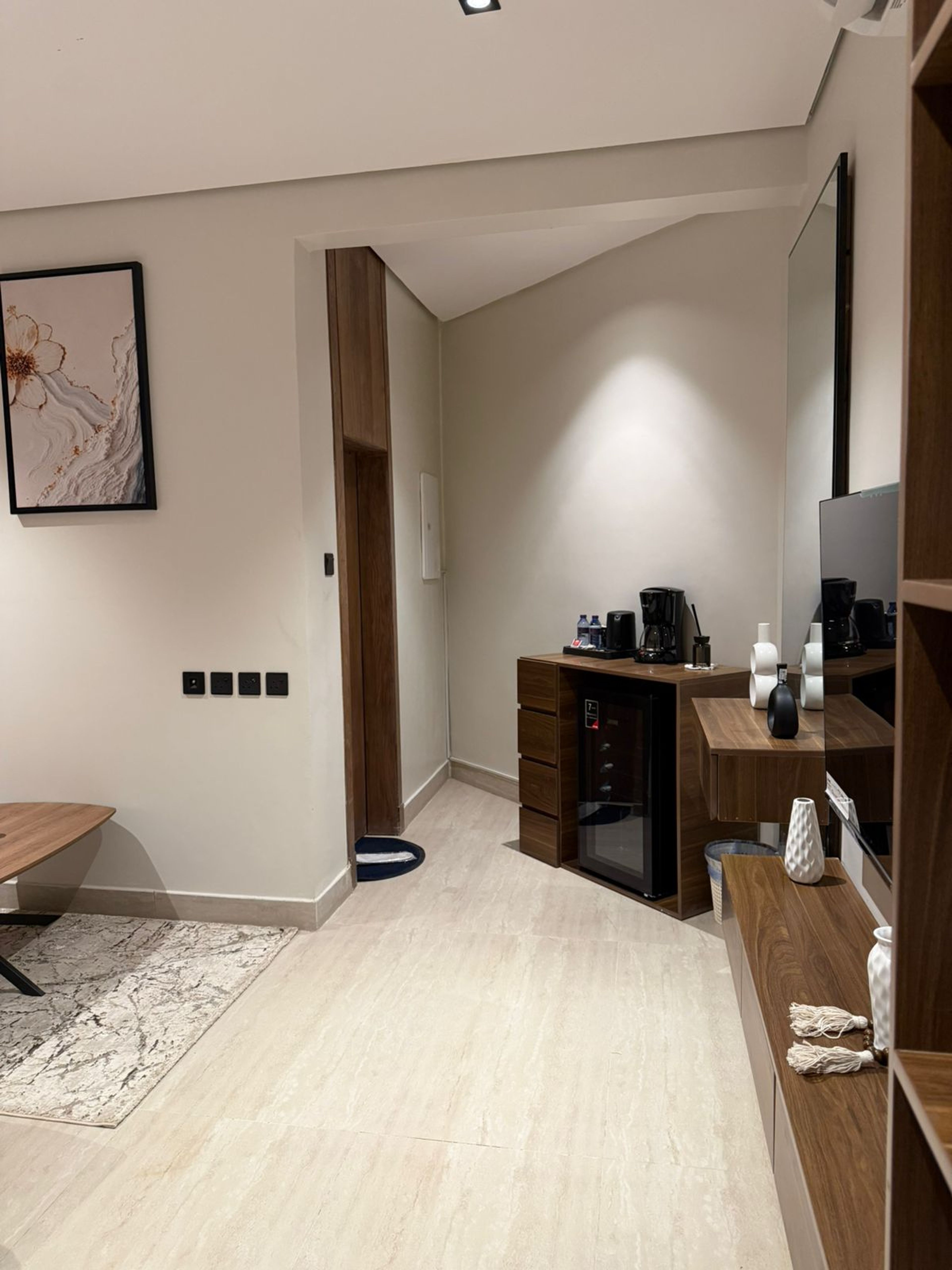 https://img.gathern.co/1024x0/1/6bed1vd2BY7wNZw9_Nk6gMsGFft2bbVk.jpeg