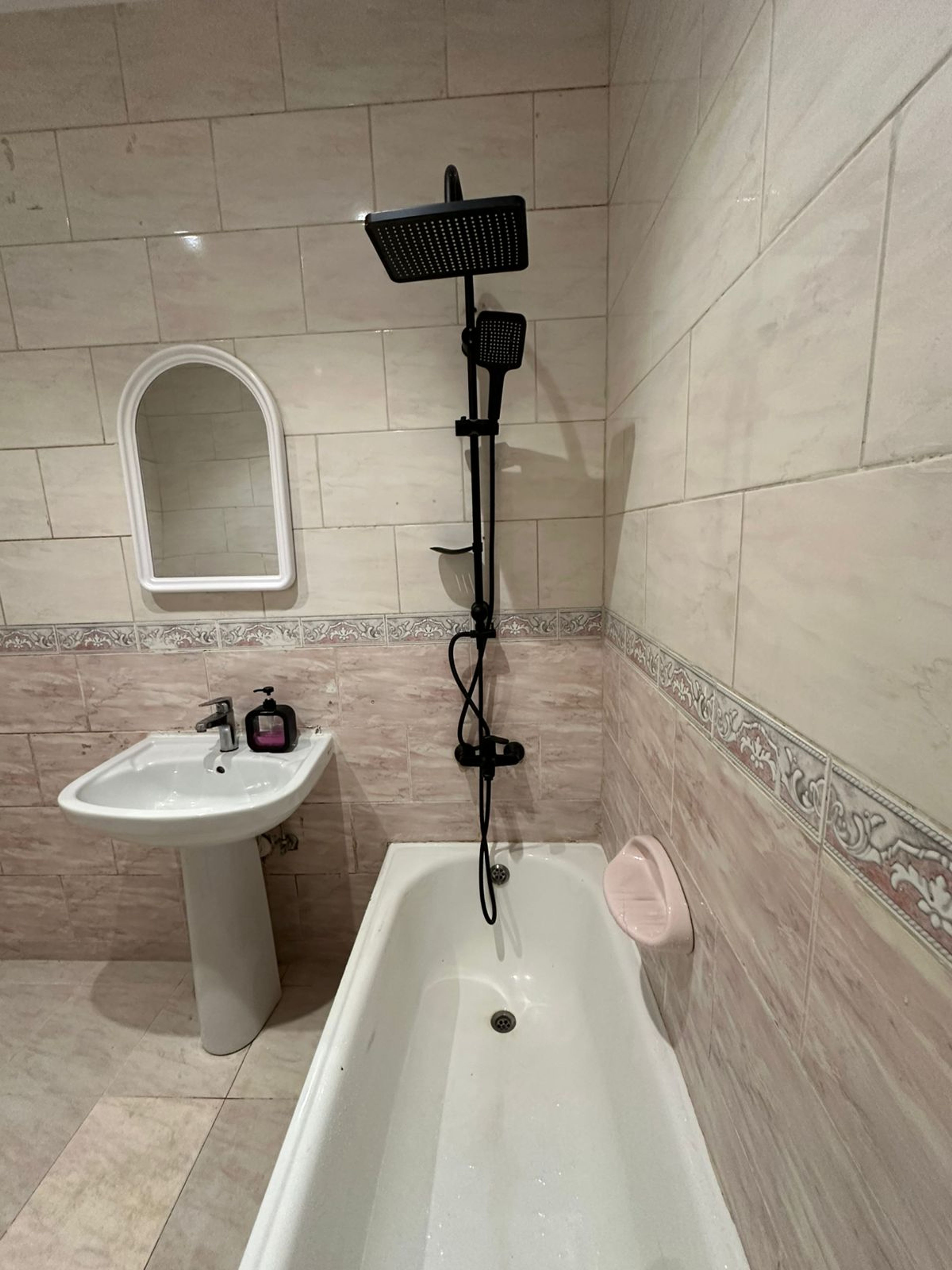 https://img.gathern.co/1400x0/1/6utSeVPULbfesYplq823dU3TRcbCCuIV.jpeg
