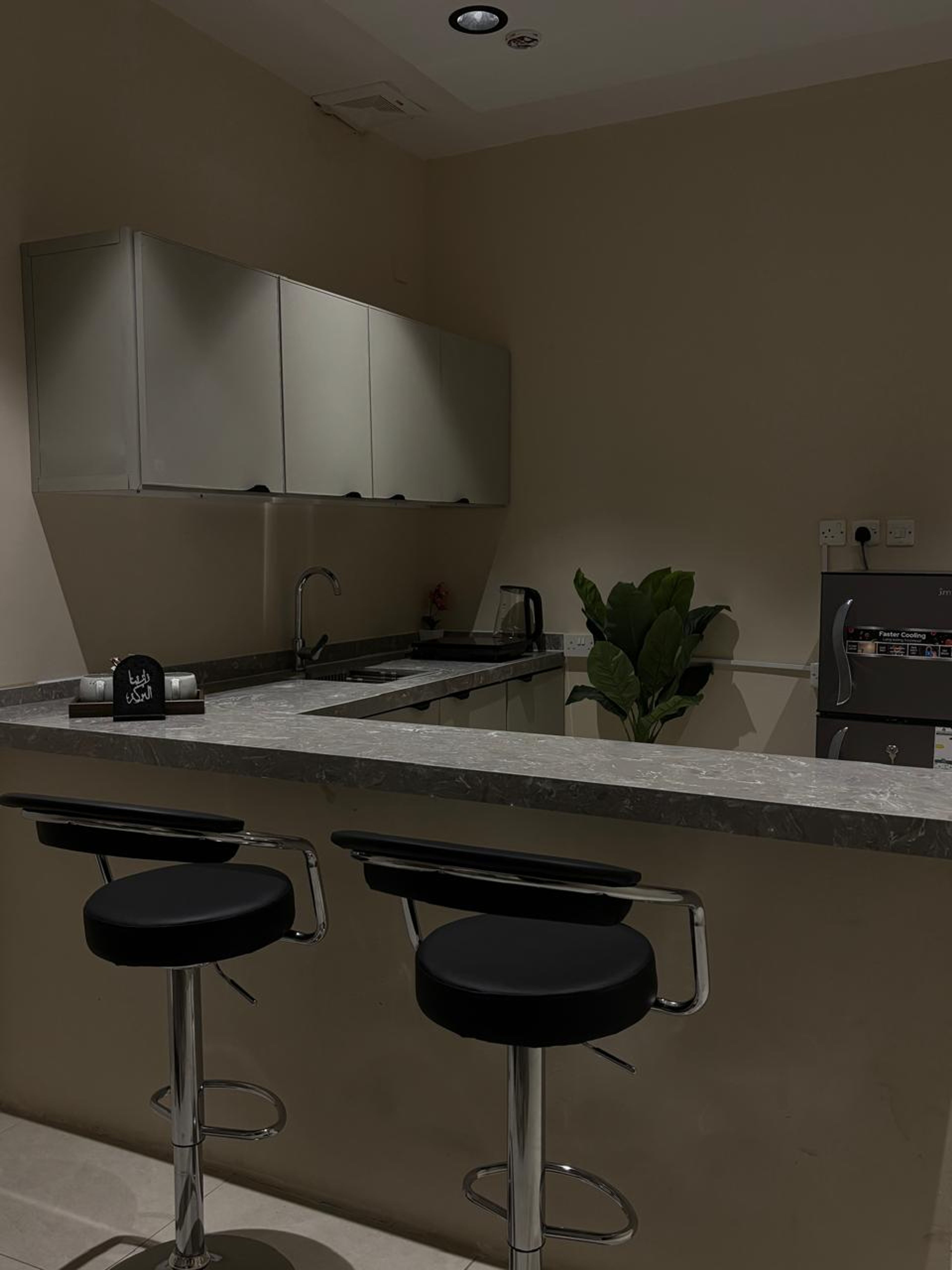 https://img.gathern.co/1400x0/1/6xlOcVvNhR8siTJJ9AUDYIg5vuuLdE6y.jpeg