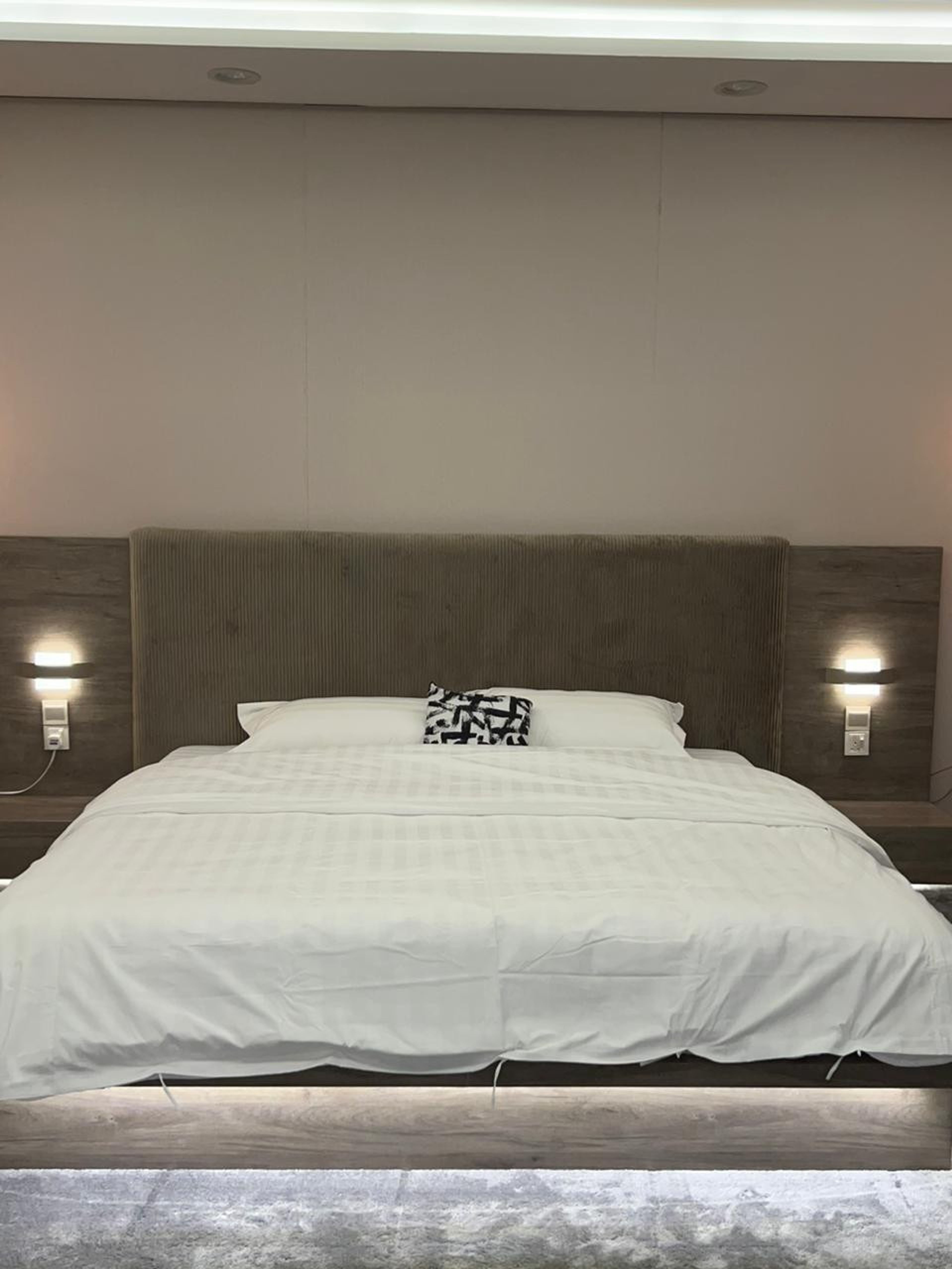 https://img.gathern.co/1400x0/1/70AAumUGd8tDfZwIZB-F6RdeTCEDKmPo.jpg