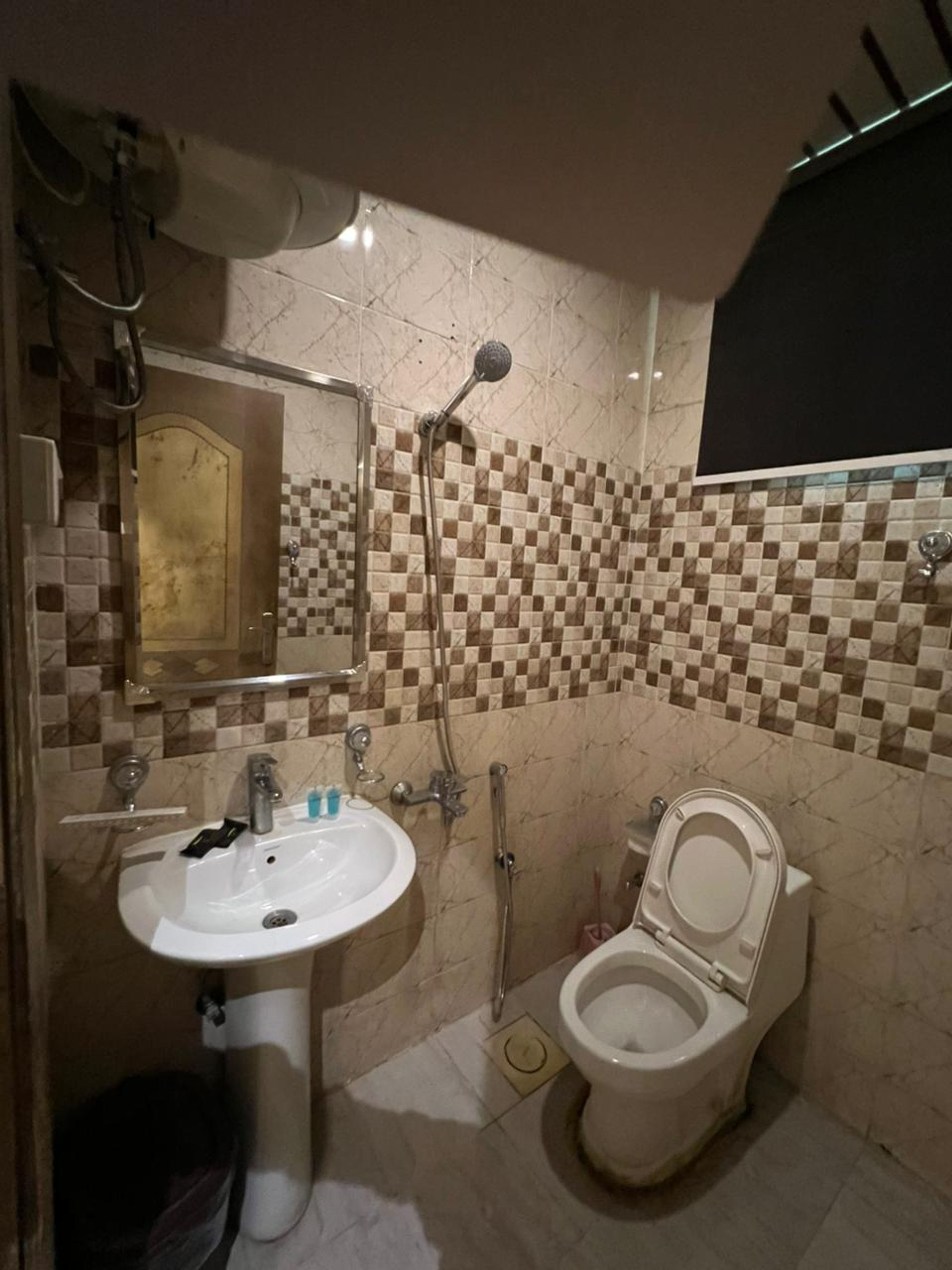 https://img.gathern.co/1400x0/1/7N3E2neQeF6gCYVipjdLLAVElwP6kHVG.jpeg