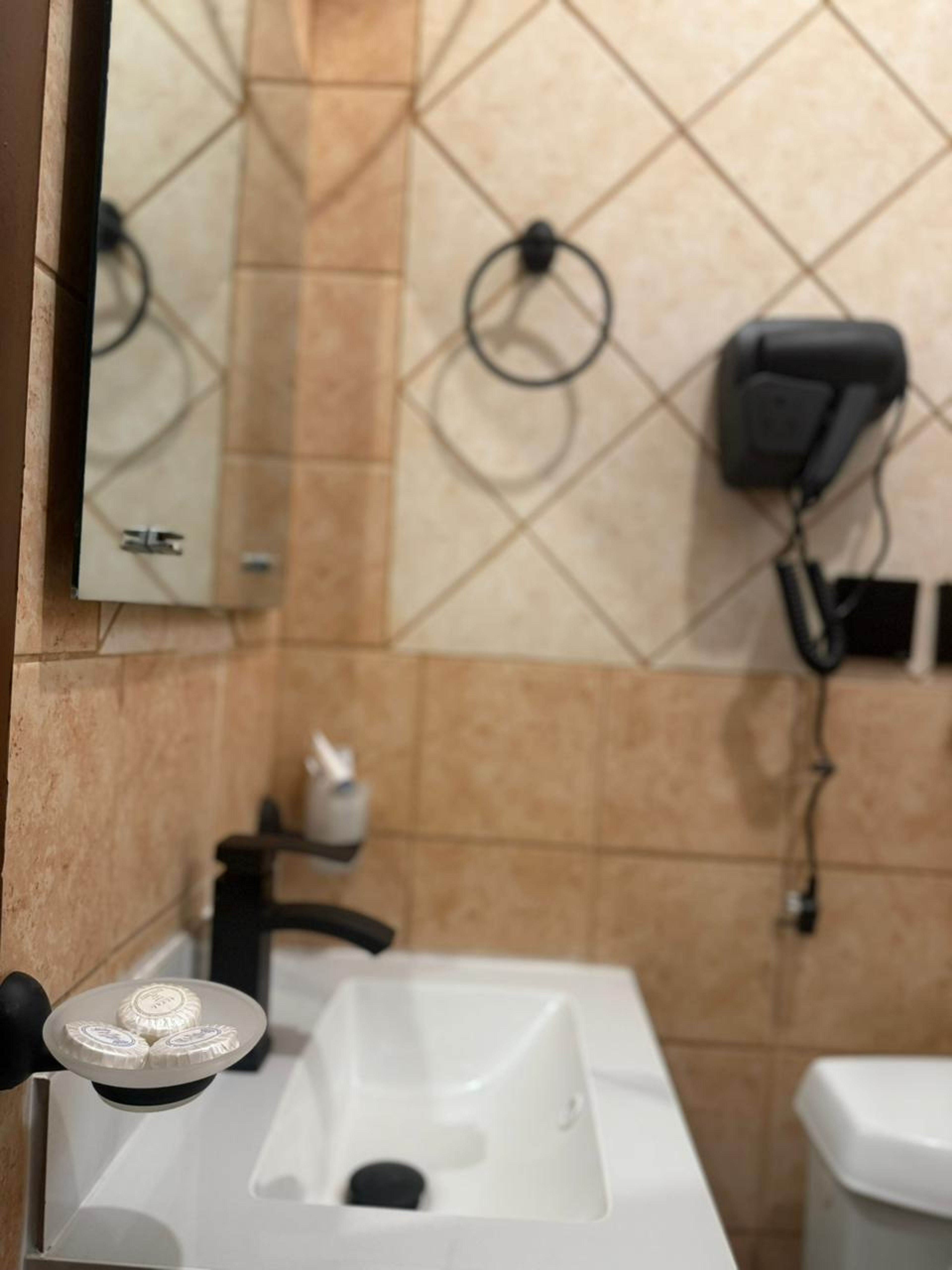 https://img.gathern.co/1024x0/1/7a-JcmPTLruOhFyLJyvlEpjtXxATSeio.jpg