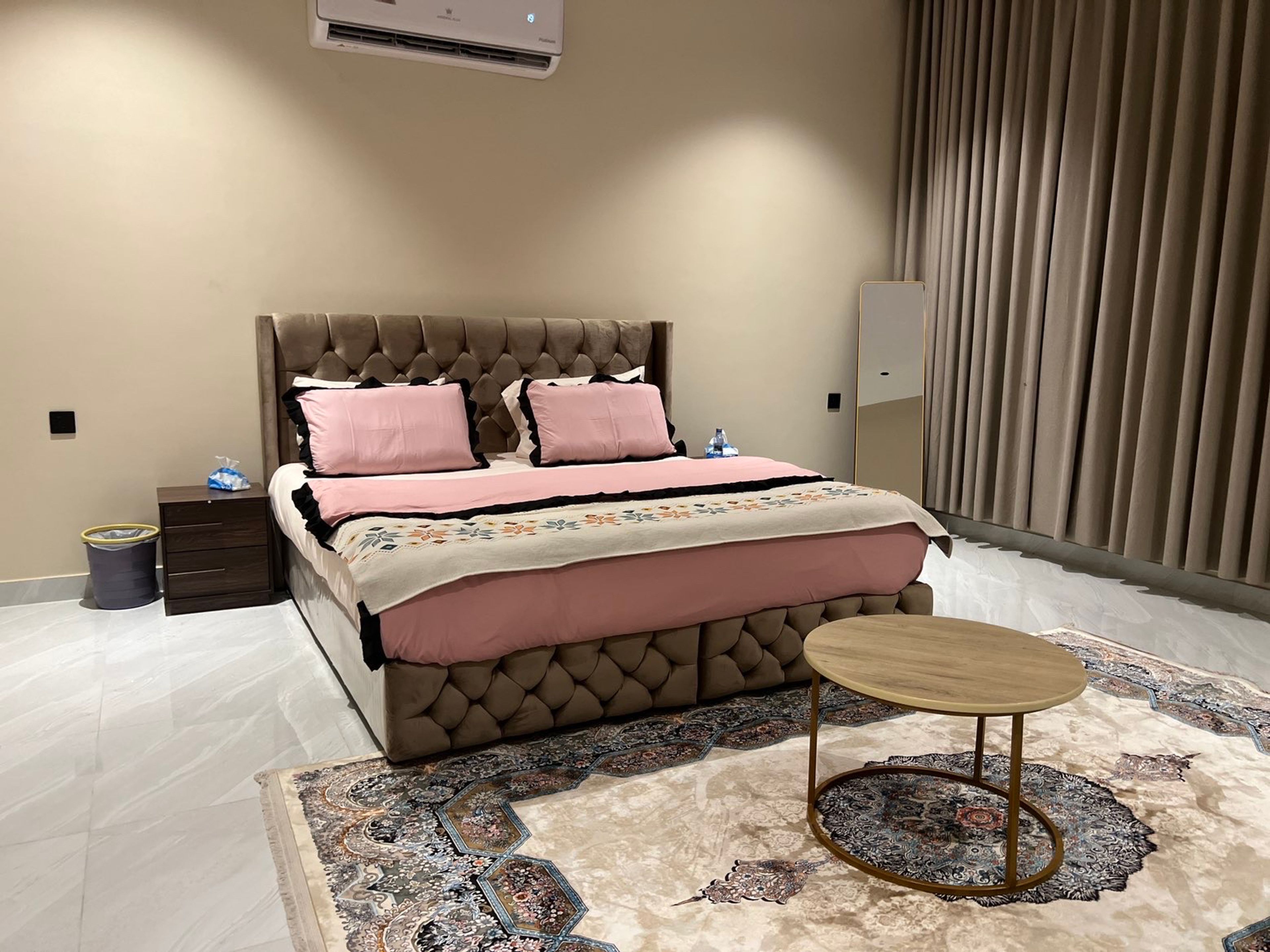 https://img.gathern.co/1400x0/1/7j_7YKAJvYhimCPsVD30FMlOEBvkJXK9.jpg