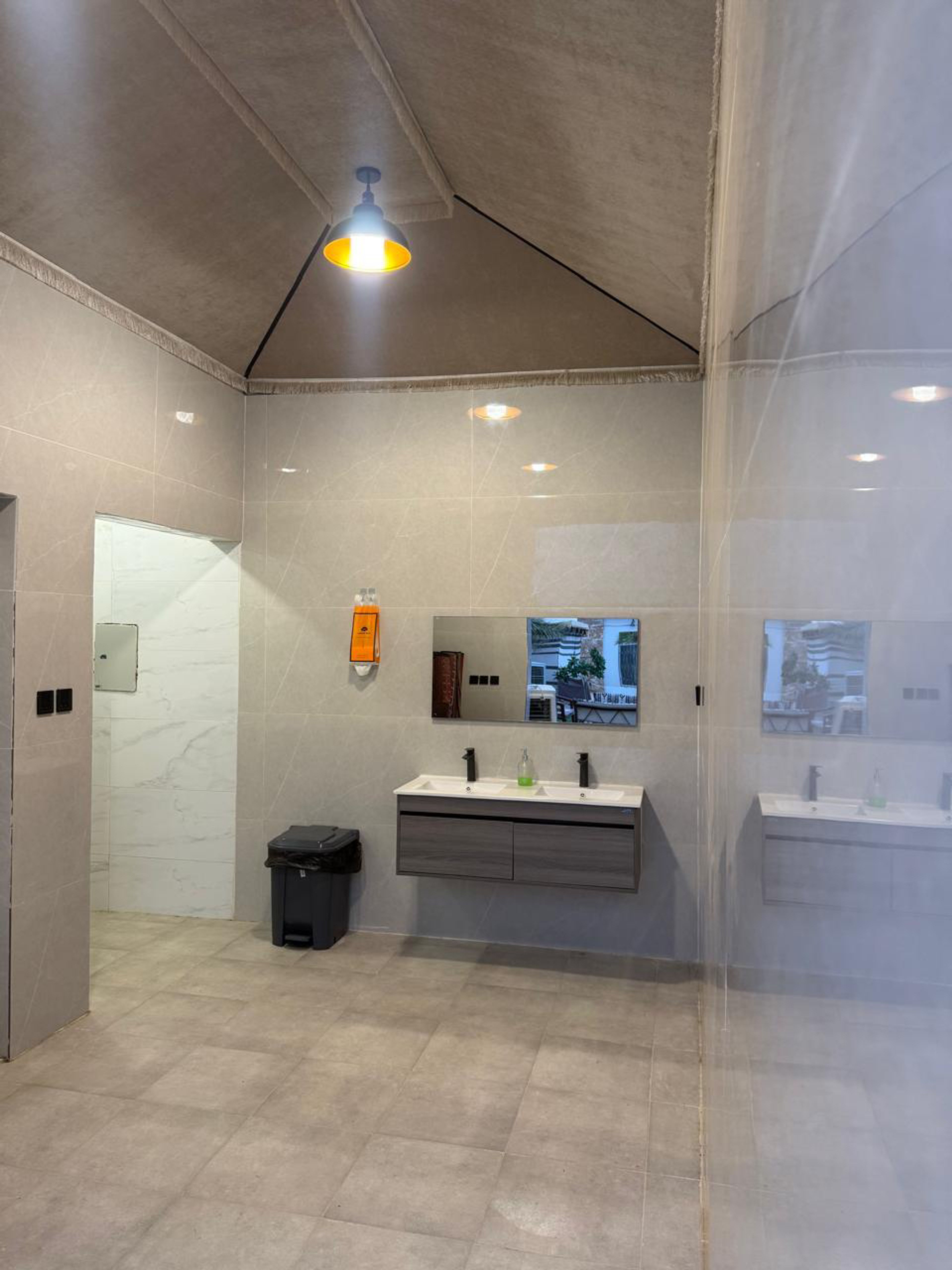 https://img.gathern.co/1400x0/1/8L4rrhNdU8WZijWrfq7yOsTl0RT0Y5Jz.jpg
