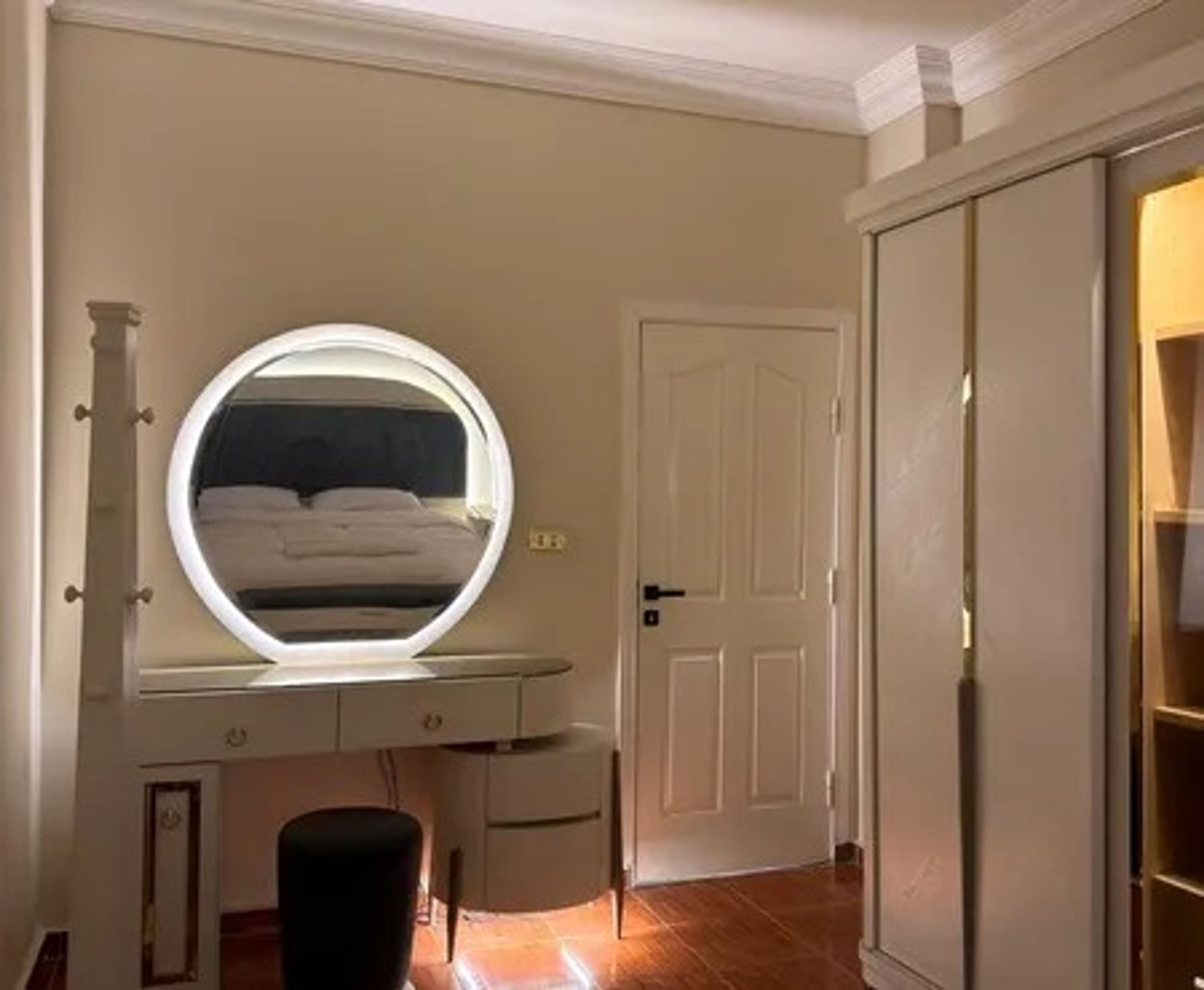 https://img.gathern.co/1400x0/1/8VLsydskolKVILjEtUphF4joqSvp4oxa.jpeg