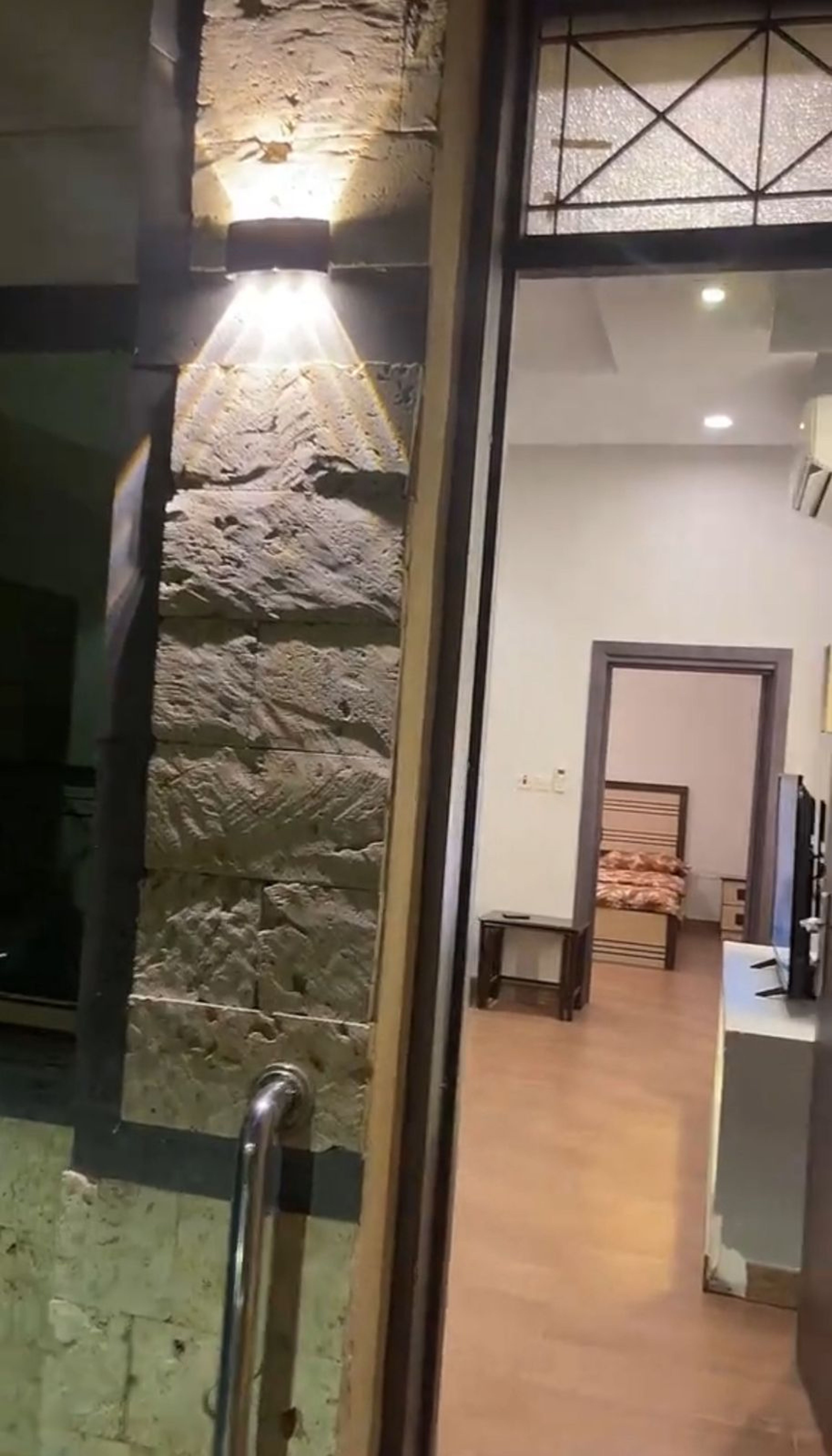 https://img.gathern.co/1400x0/1/8kqIxD-flY4_1X2q3zEVEBl_g3v9VlJZ.jpeg