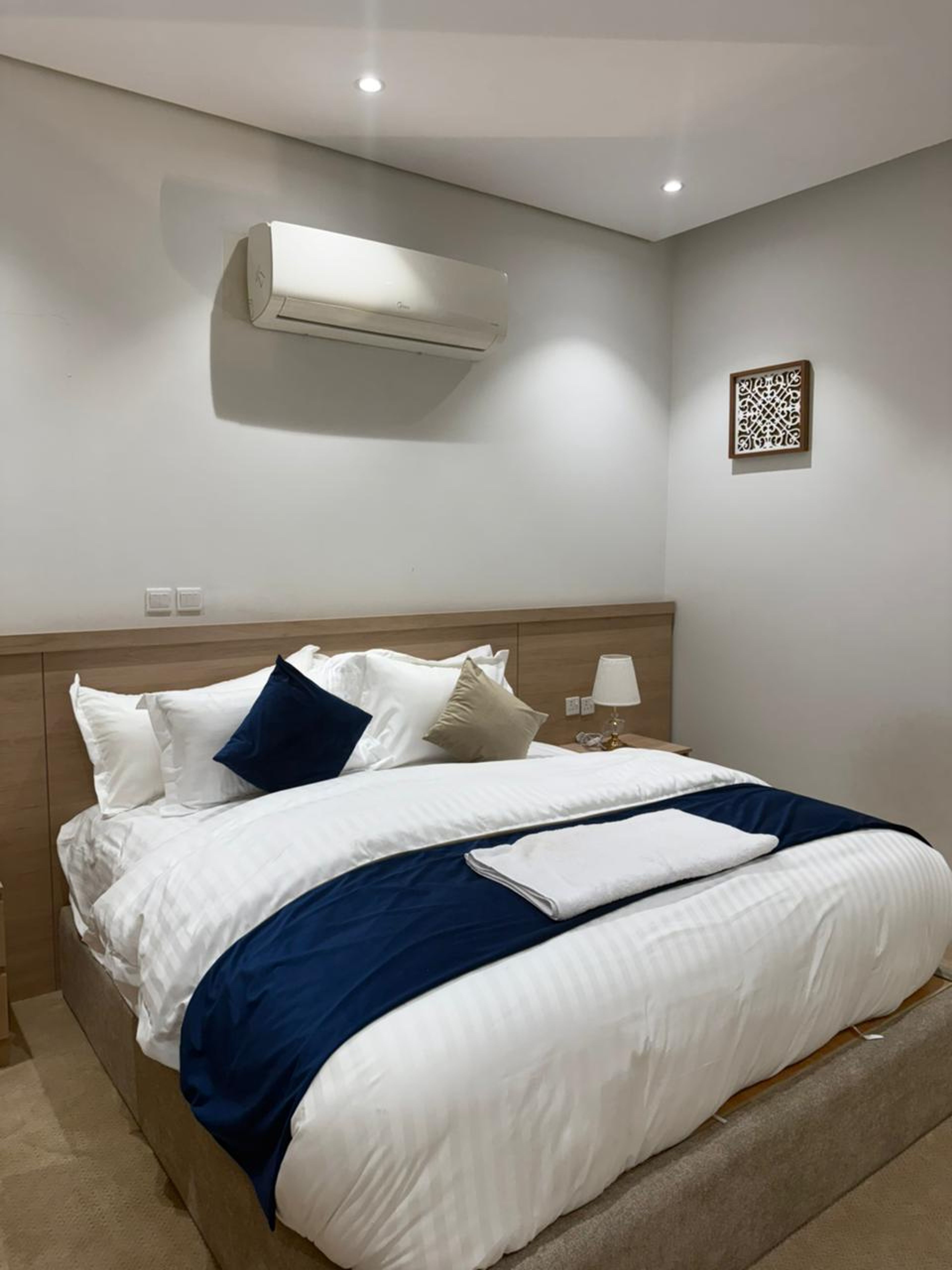 https://img.gathern.co/1024x0/1/8n7YgRAkwNZVLEBS_4oX_rvOMXdFwu01.jpeg