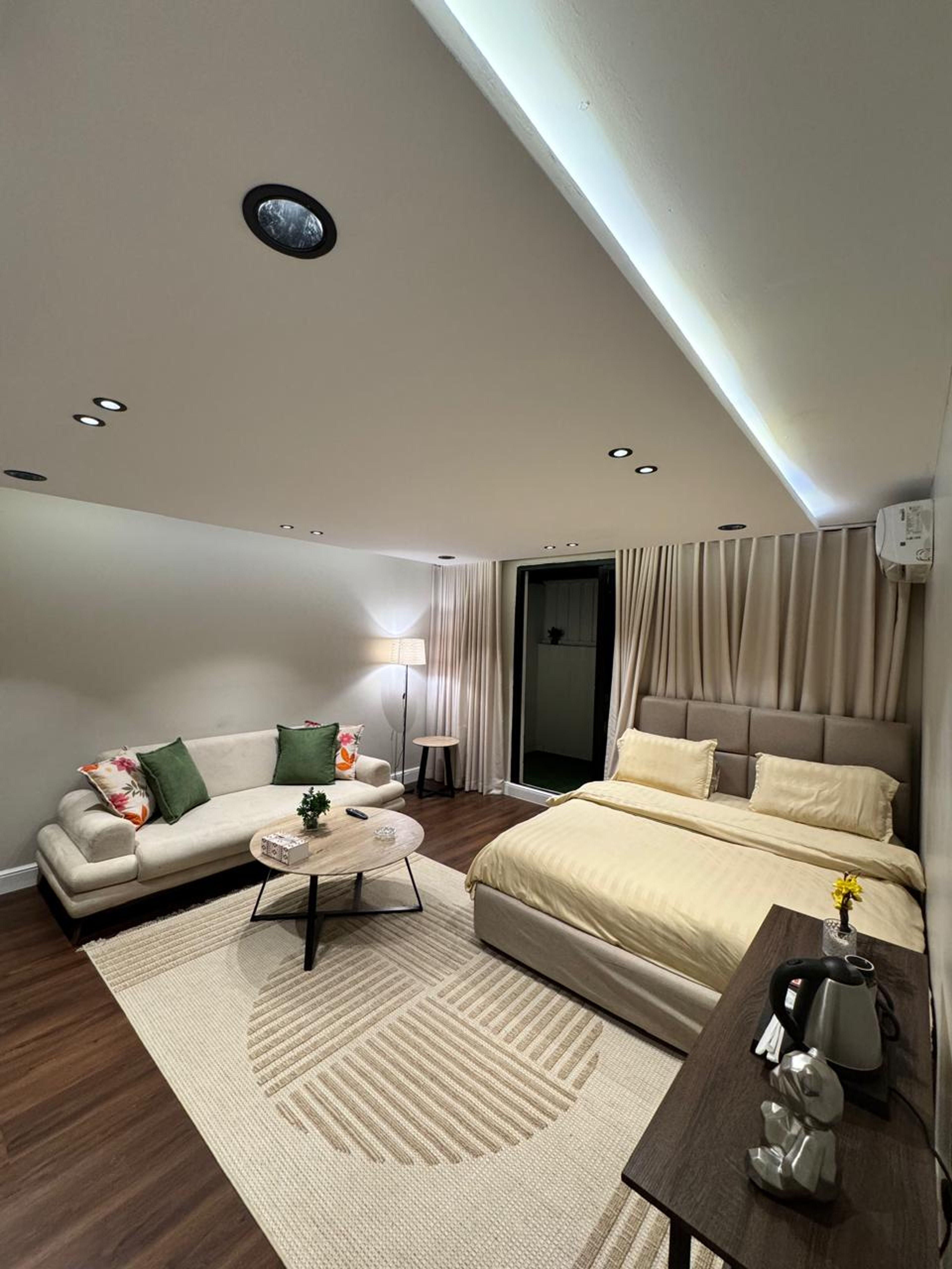 https://img.gathern.co/1400x0/1/8rUBN4As72sG2ICMq-AS76HPV4MXLqLi.jpg