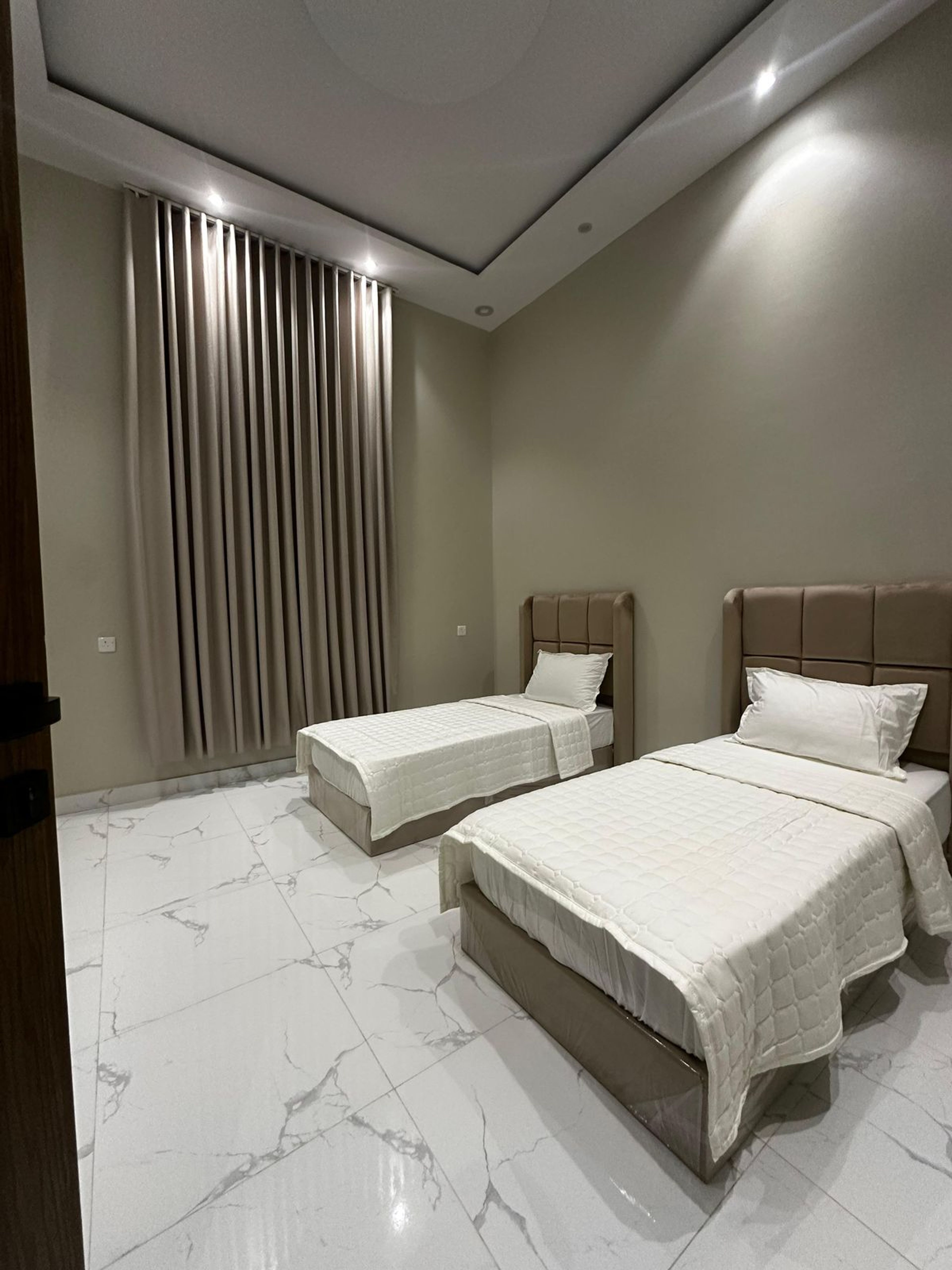 https://img.gathern.co/1400x0/1/8uRrRaSYJkAN6wXK_gfGxu8-4YODppm6.jpeg