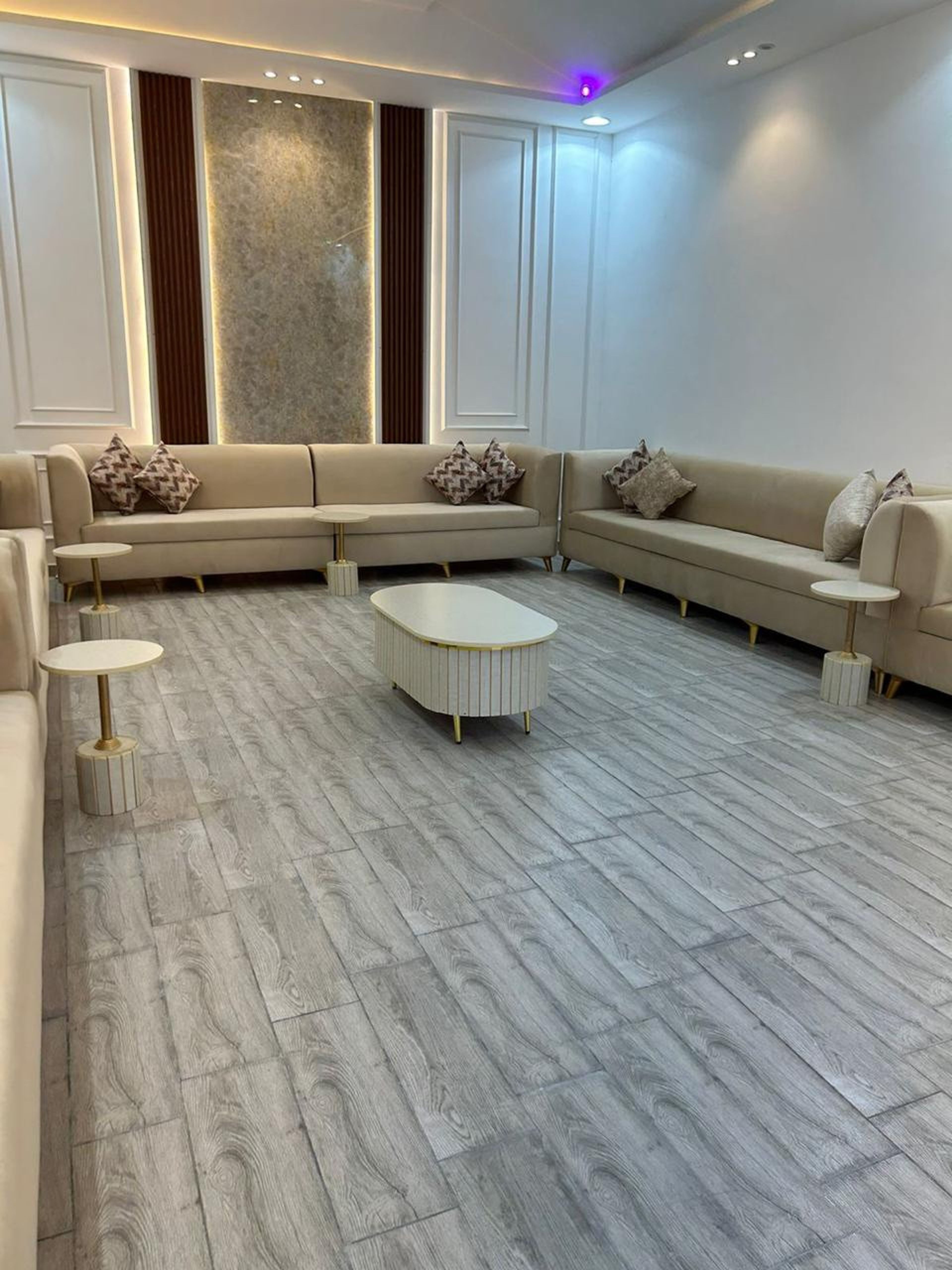 https://img.gathern.co/1400x0/1/9V7OsTmI2IhzTQiRa2eOP8g_dPXtomhV.jpg