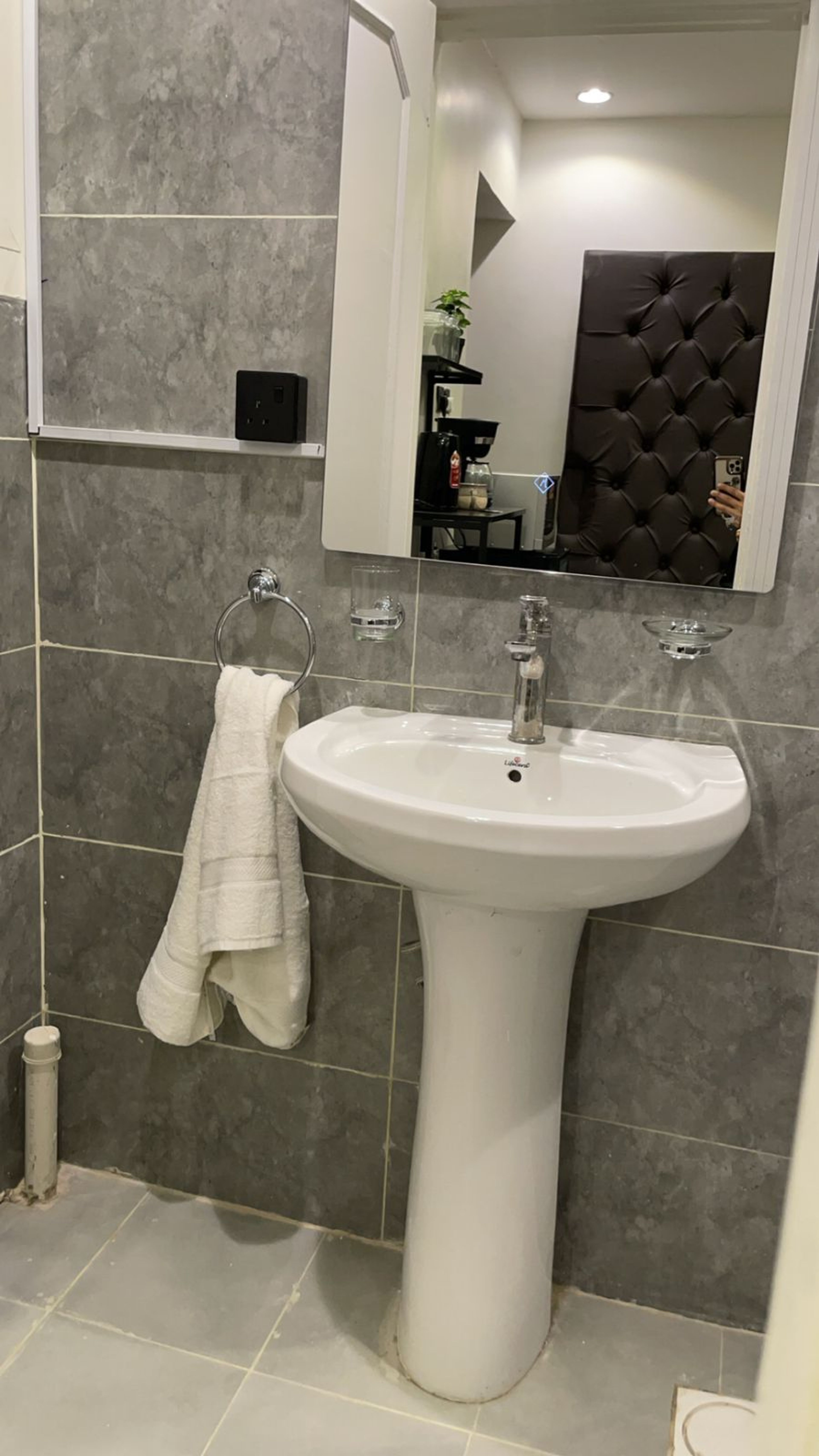 https://img.gathern.co/1400x0/1/A6flubzzoa3uP9eFiiGFJfqm5-0i1W8F.jpg