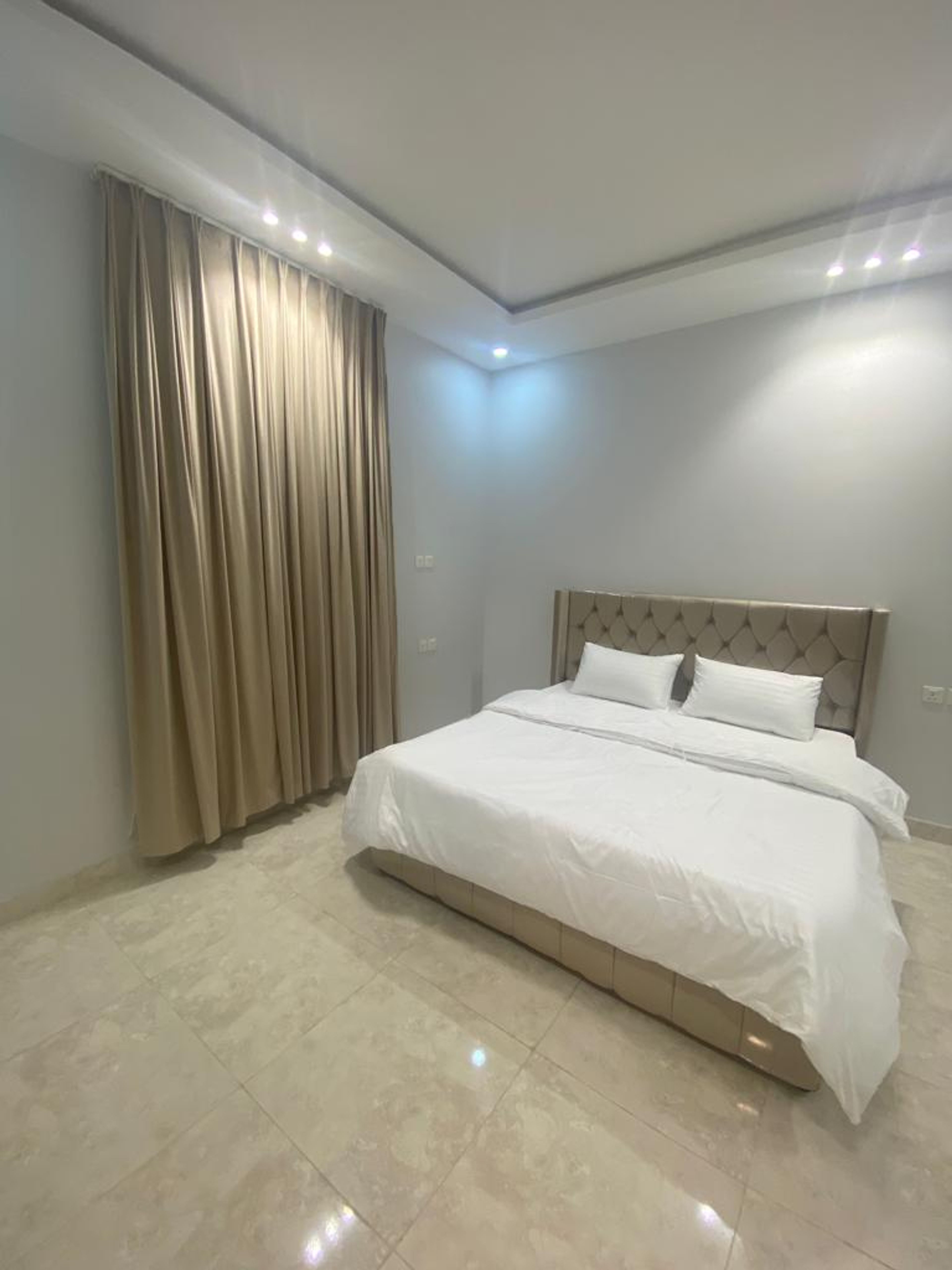 https://img.gathern.co/1400x0/1/AY6uHtmMfMPK2yUxGMuojcdbLLuJOBRp.jpeg