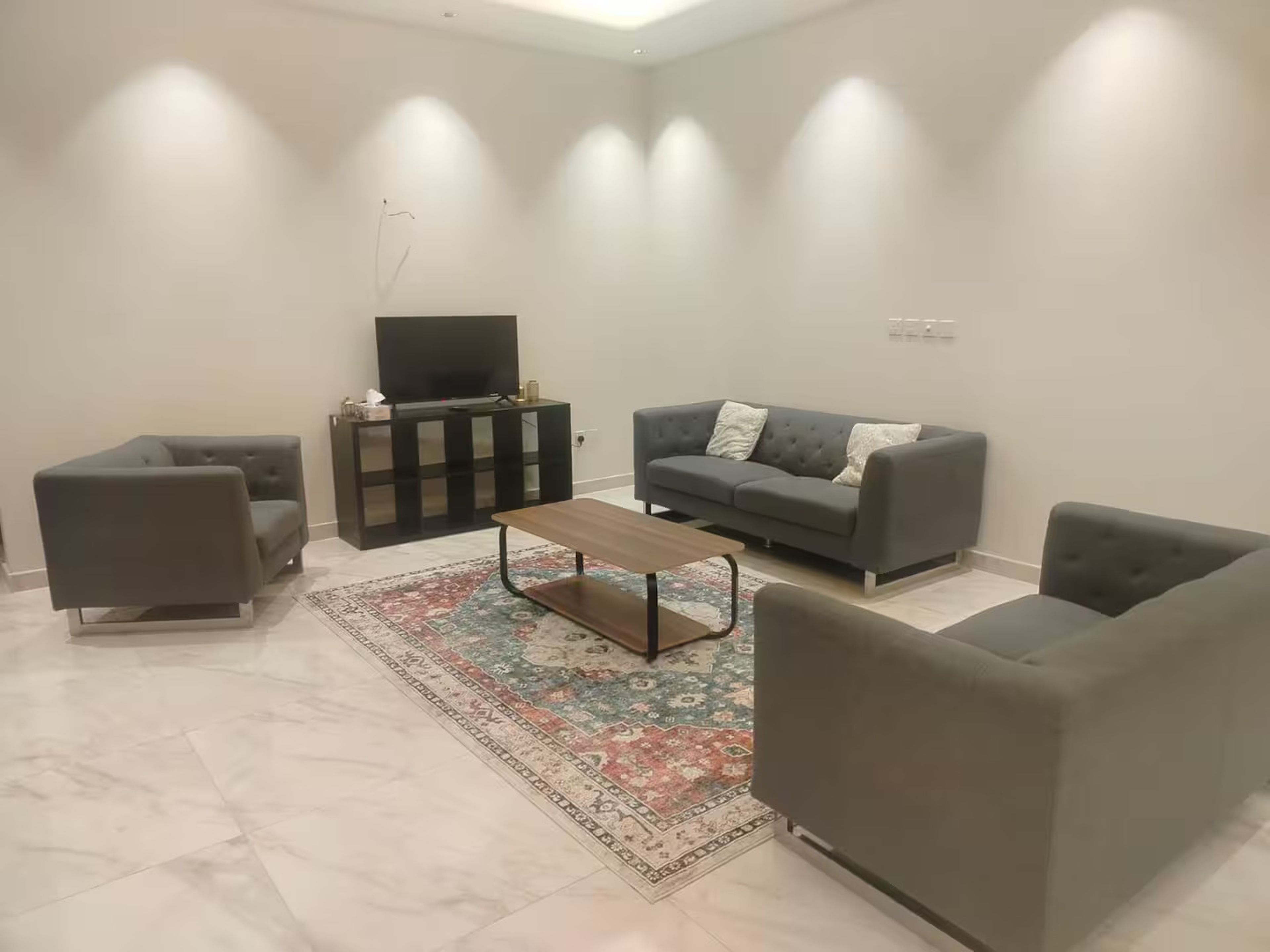 https://img.gathern.co/1400x0/1/AnaxeUyazyg43uTKoUOG61yYJVuhQ7bT.jpg