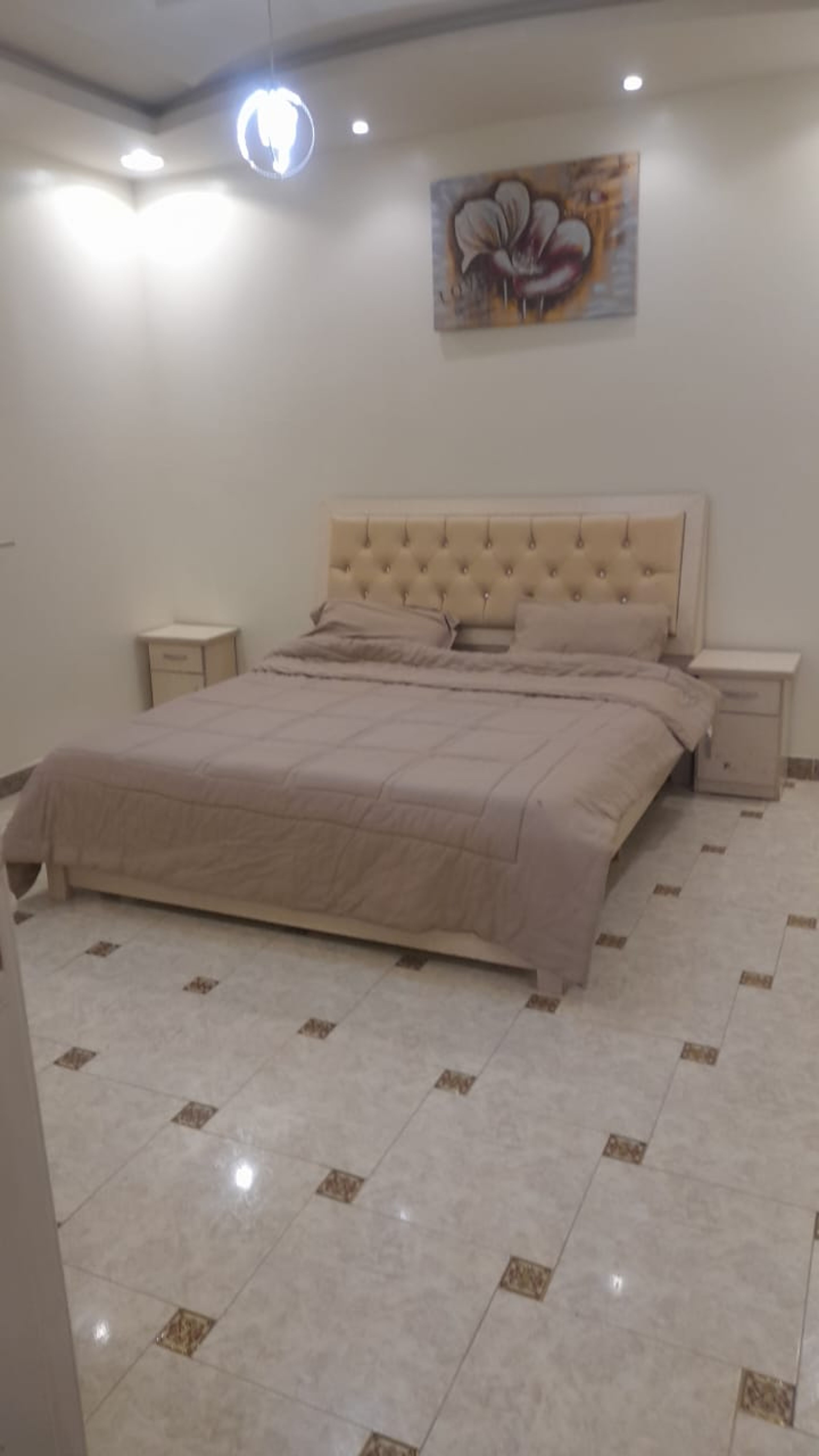 https://img.gathern.co/1400x0/1/AsorHr-qTVdDOVYNVm8UbTJEIJi0E31s.jpg