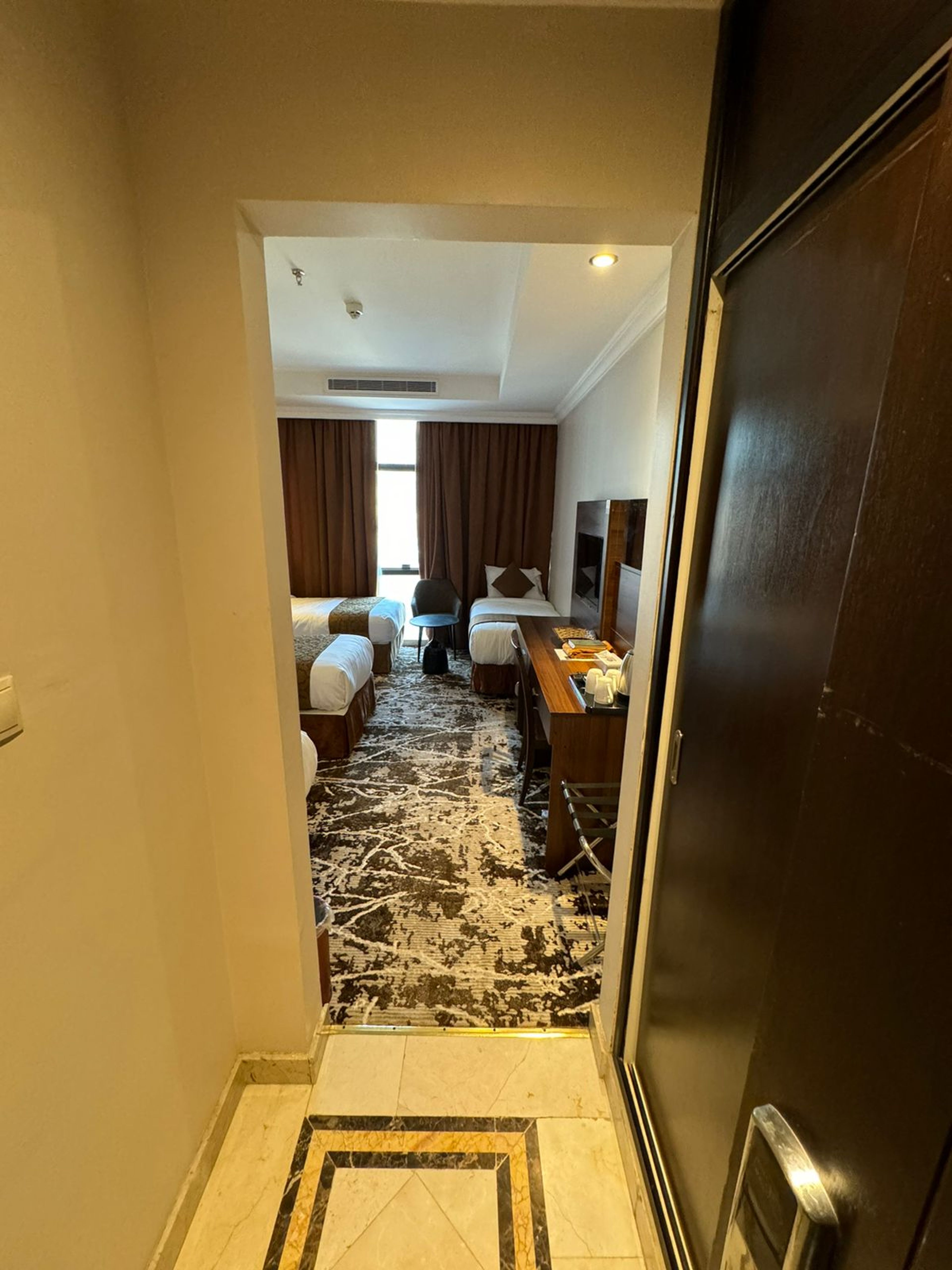 https://img.gathern.co/1400x0/1/B6y20-C4Rcr-6qPE3Hy4GbNHMgNfXTZP.jpeg