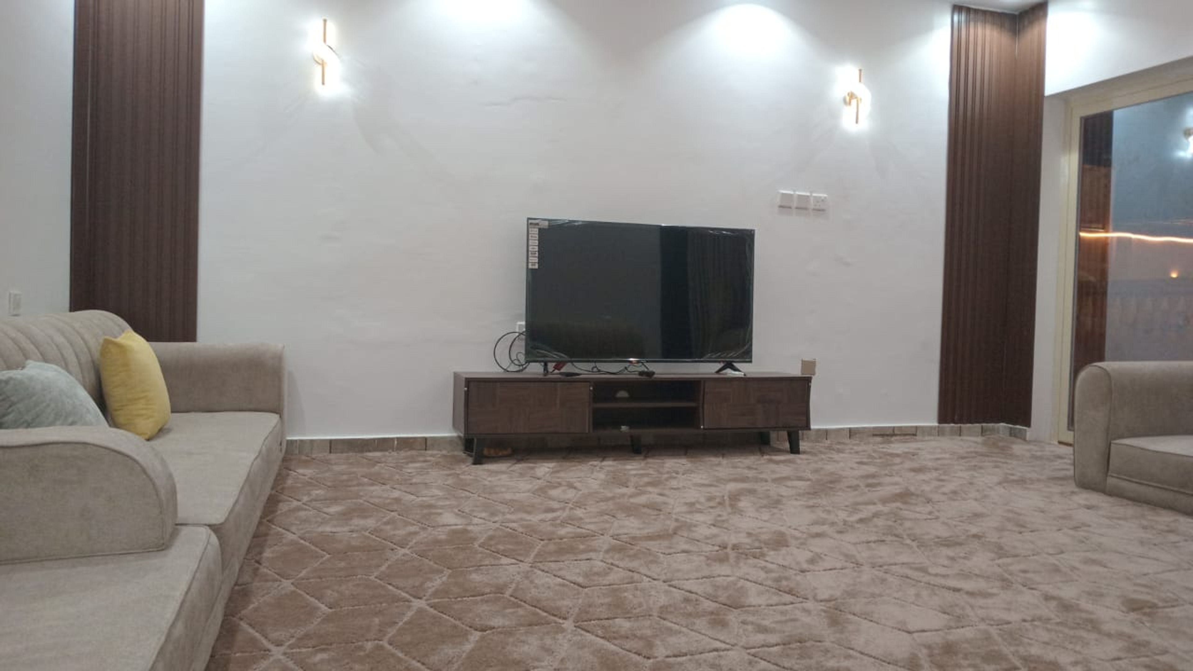 https://img.gathern.co/1400x0/1/BQVQej_Ybr5adKISe7q1MIBf1QkzeaDR.jpeg