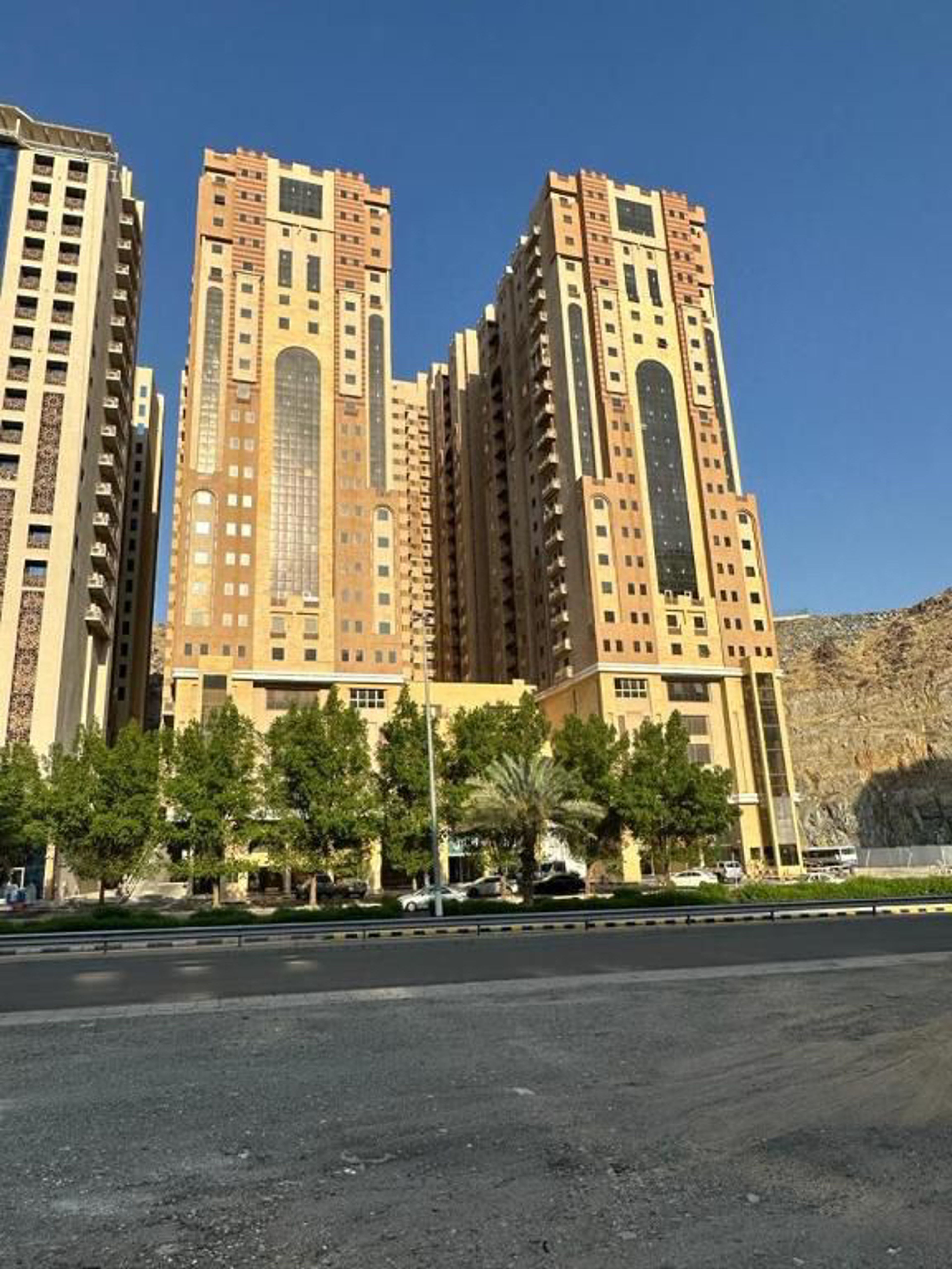 https://img.gathern.co/1400x0/1/BRdWkhBgbODZA3d3YYw7LaIFA7g8-0Mt.jpg