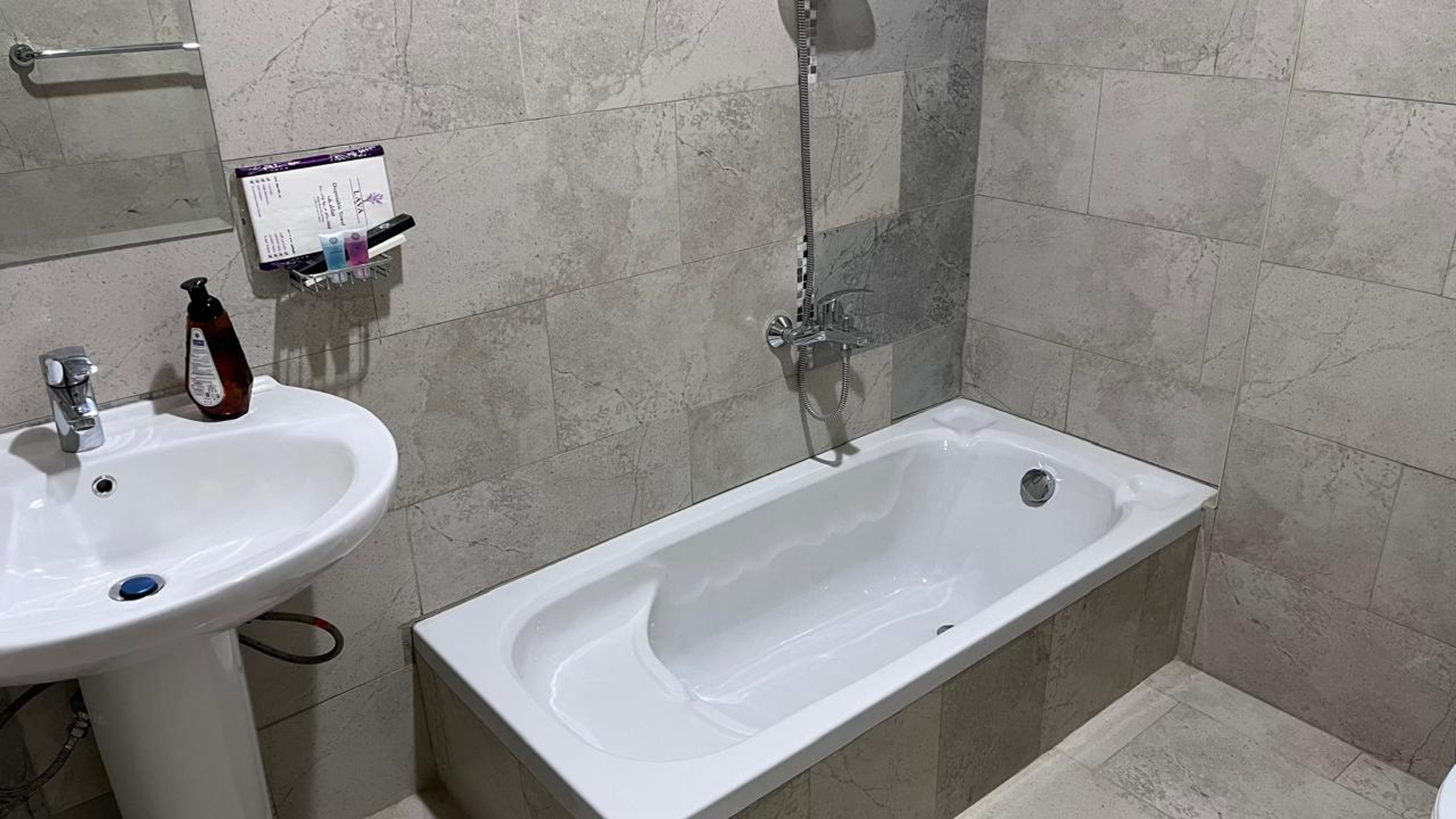 https://img.gathern.co/1400x0/1/BoWf2vFI-G2-_N4NDjjNcw9GDK2_Hwao.jpeg