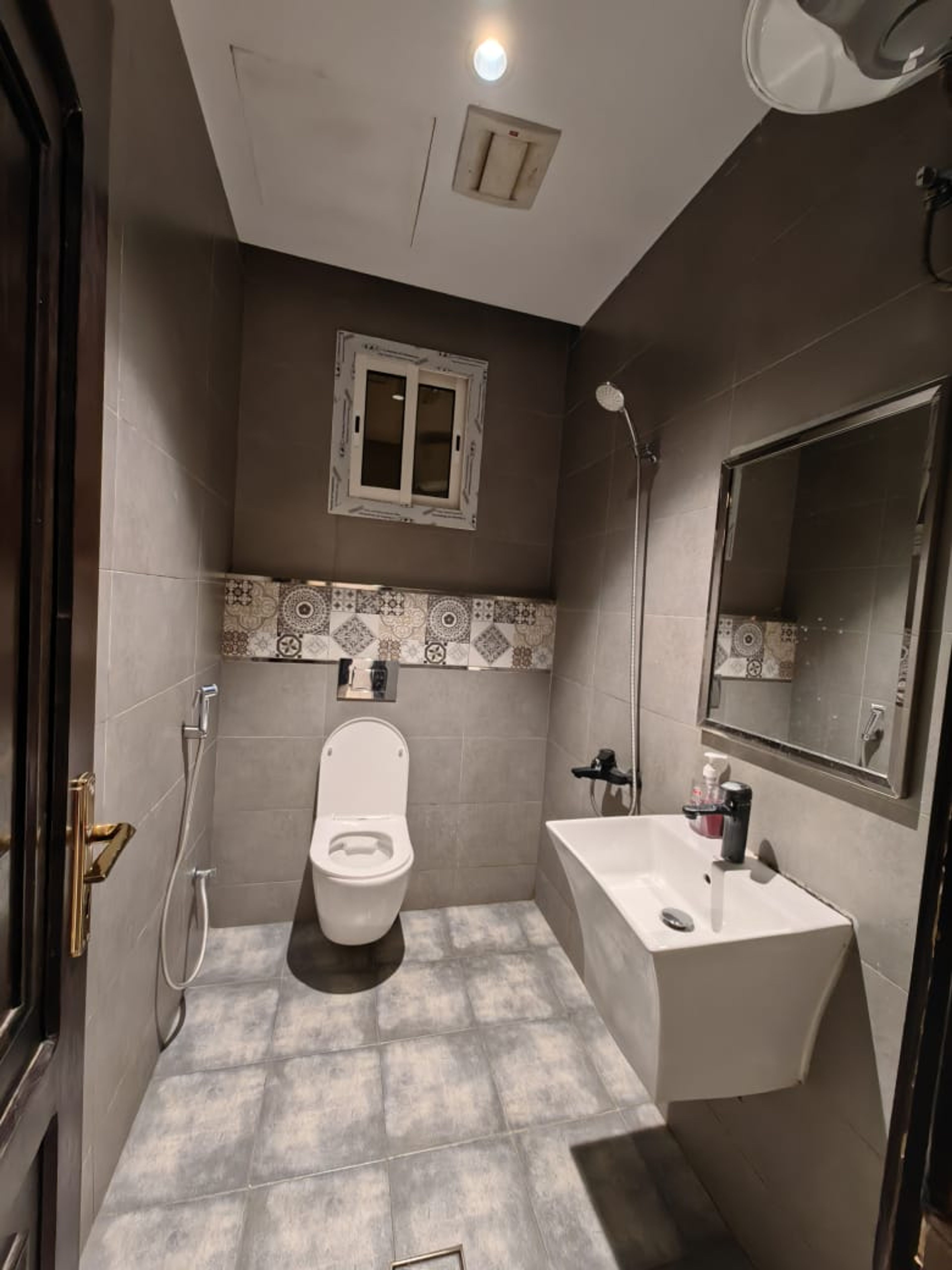 https://img.gathern.co/1400x0/1/Cx8KulS4YbZgUrBNtrSxZeNoa5zHNcU_.jpeg