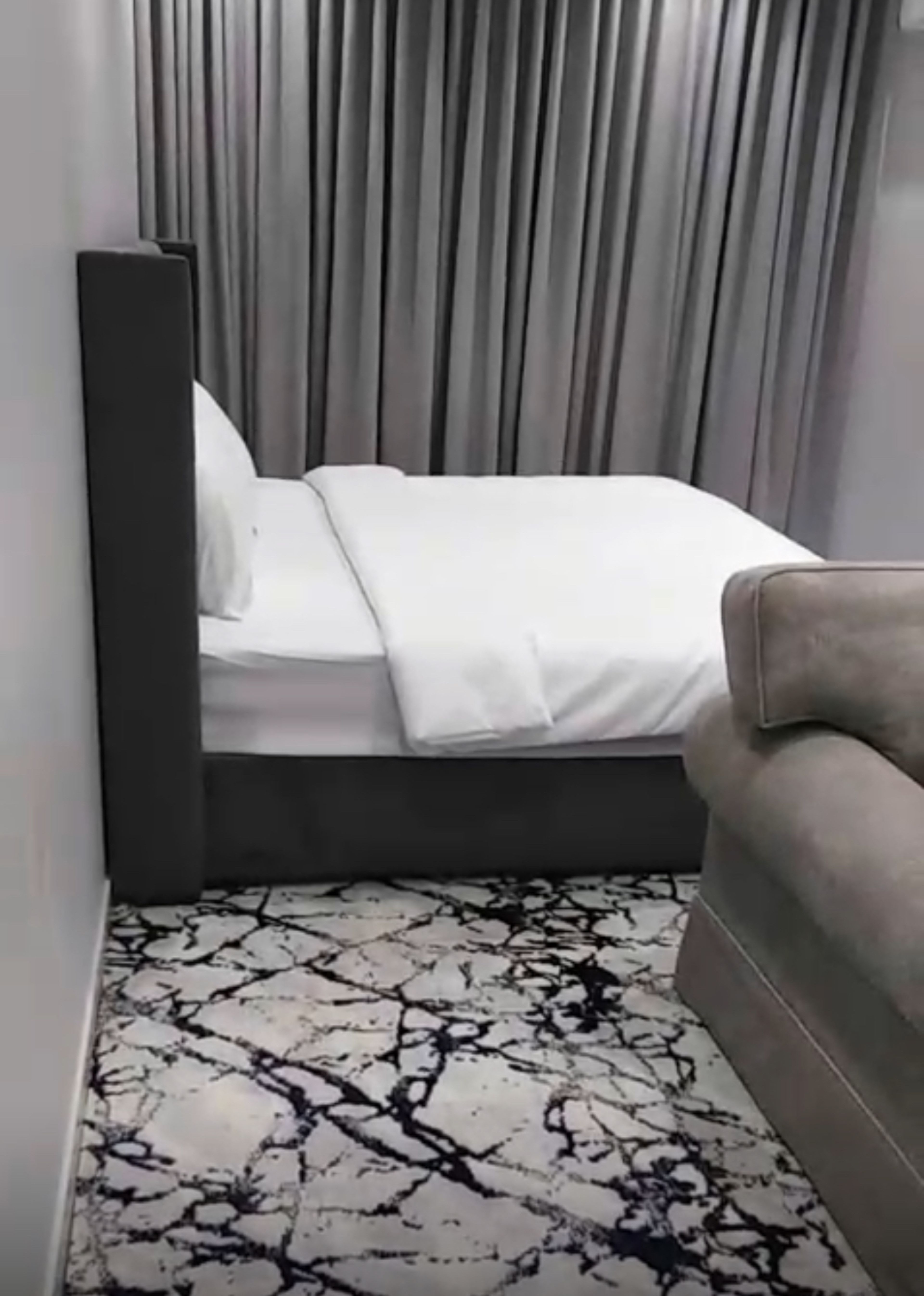 https://img.gathern.co/1400x0/1/E4wooQSAfAg1W68GNmYchUDn-0176Fri.jpeg