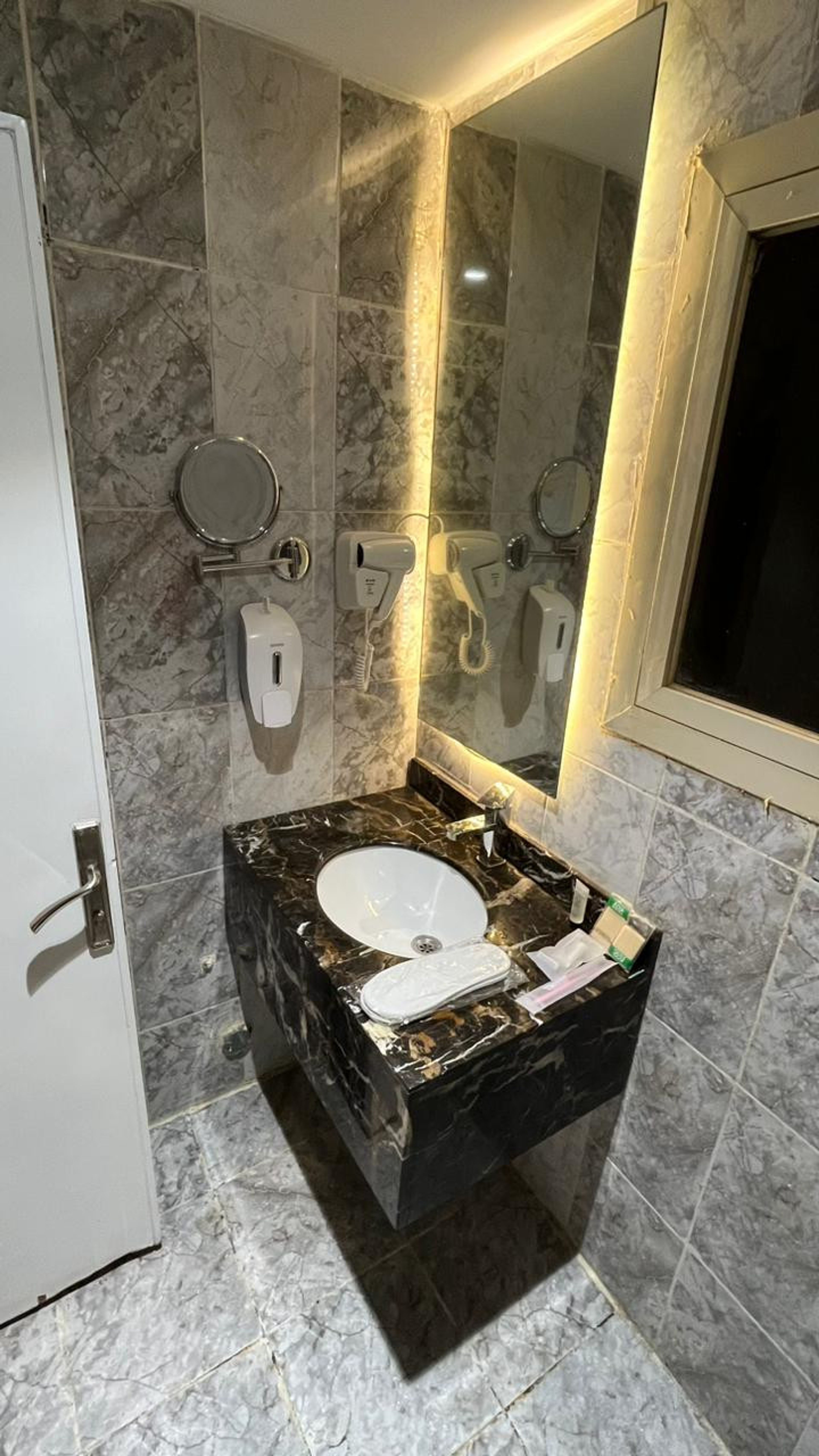 https://img.gathern.co/1400x0/1/E4zNe0UDYKQPyYwTgPzbm52yLOLF1_9Z.jpg