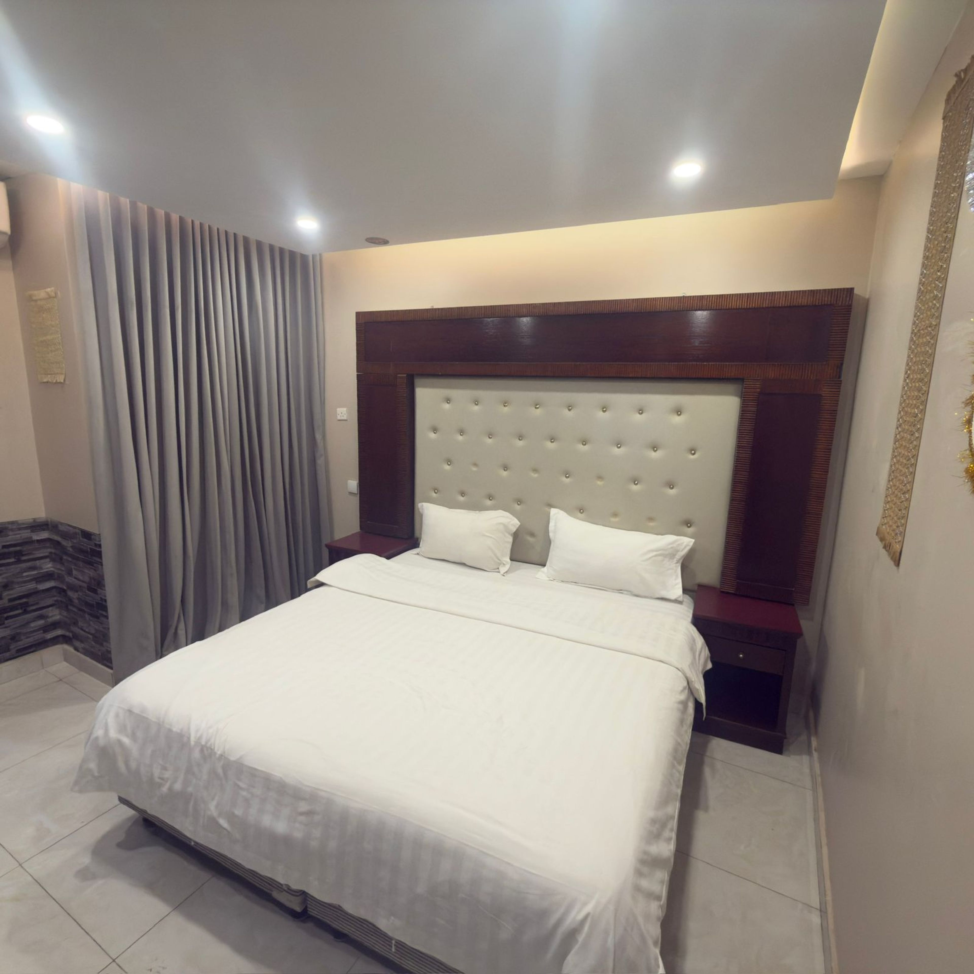 https://img.gathern.co/1400x0/1/FF8R5i6ZmYbgtgX3XyAdw4gFWswB8zy-.jpeg