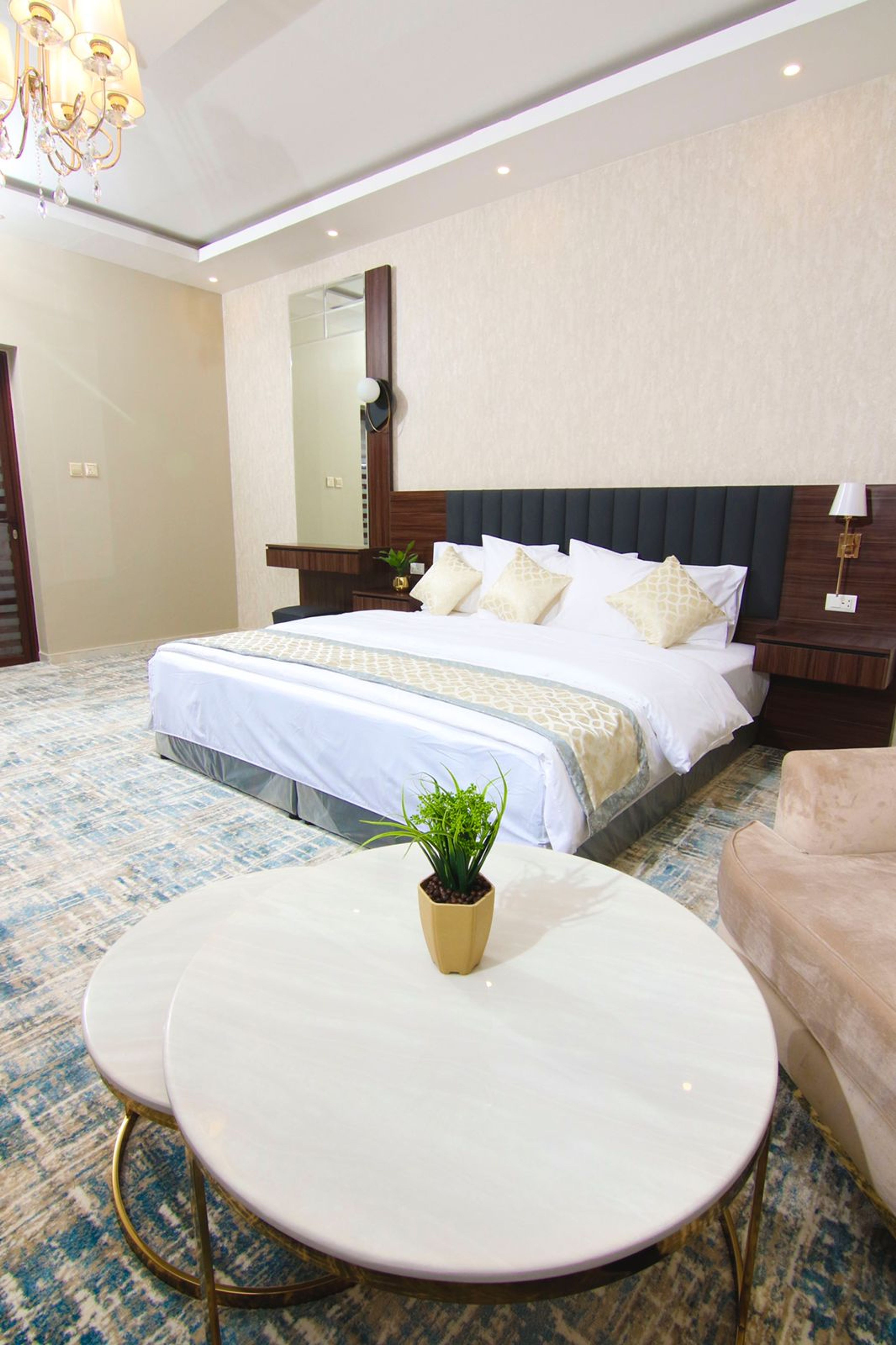 https://img.gathern.co/1400x0/1/H-y95J4j9FgTBCphlkUG_Fwm6h4Q1pqz.jpeg
