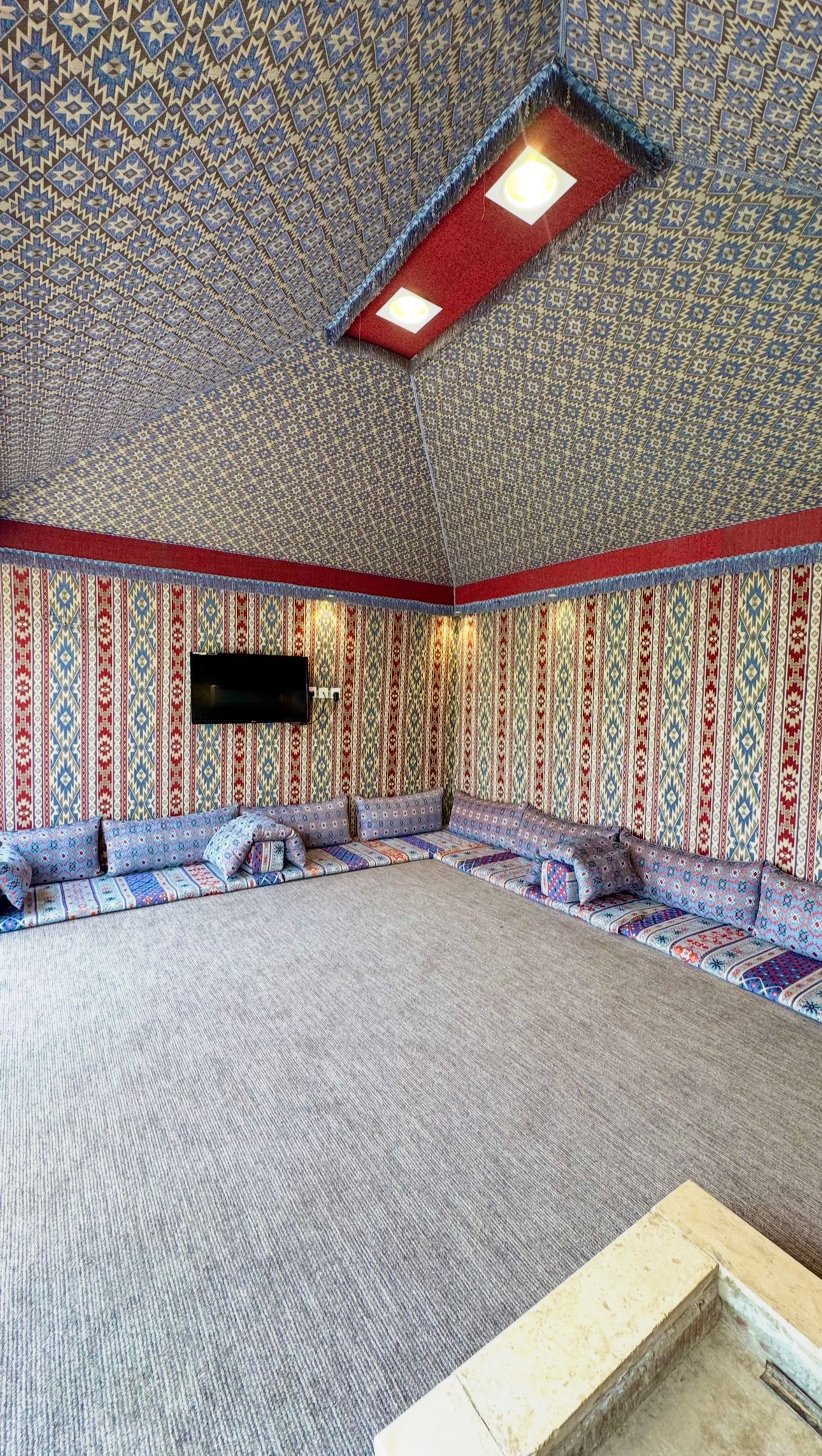 https://img.gathern.co/1400x0/1/I2ebR9XHQG4jdgY25EKxe2J__AZOmYEP.jpg