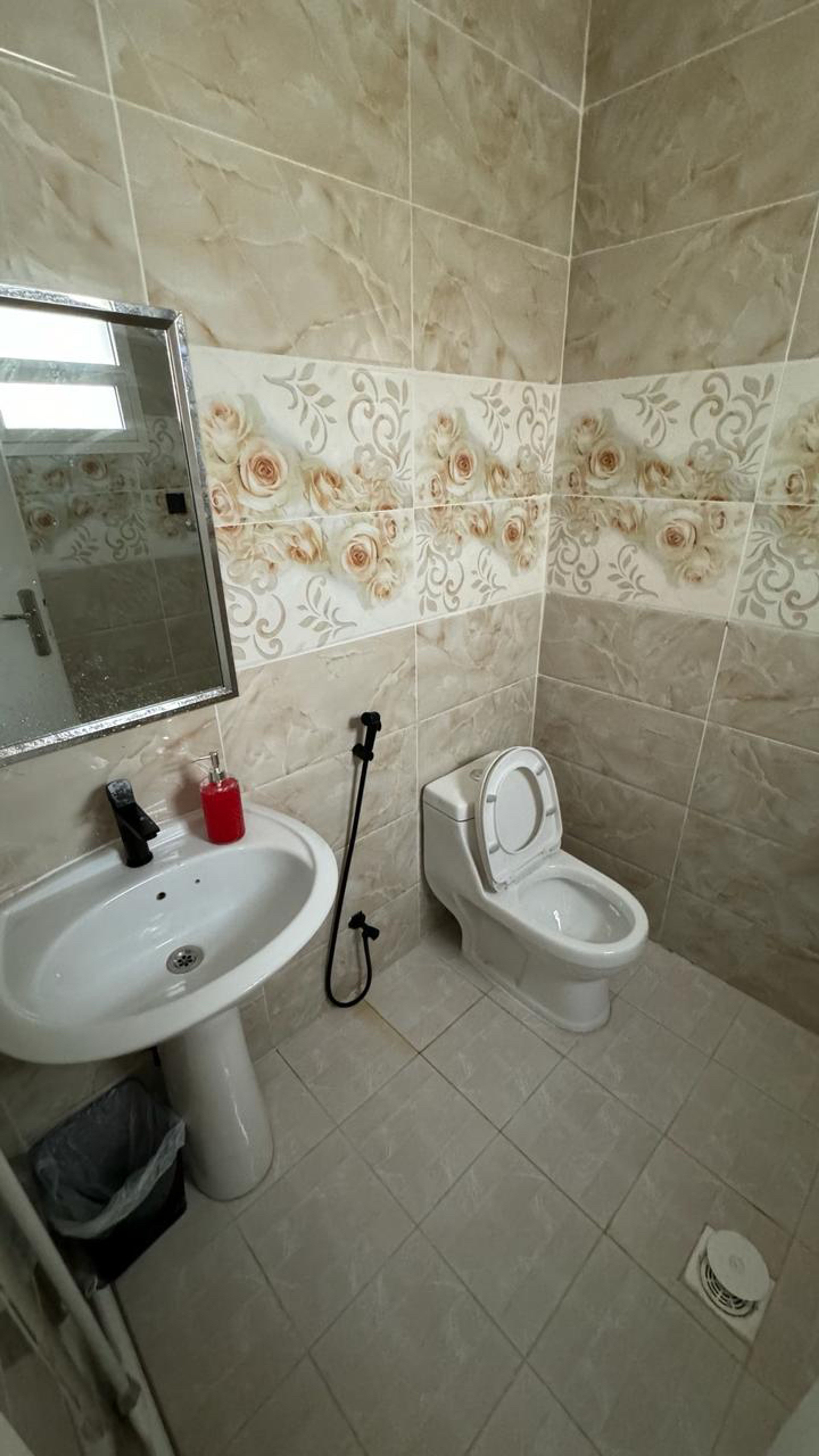https://img.gathern.co/1024x0/1/IMwLT_5rSd_vSzyoQnFW47JuErnOQvd4.jpg