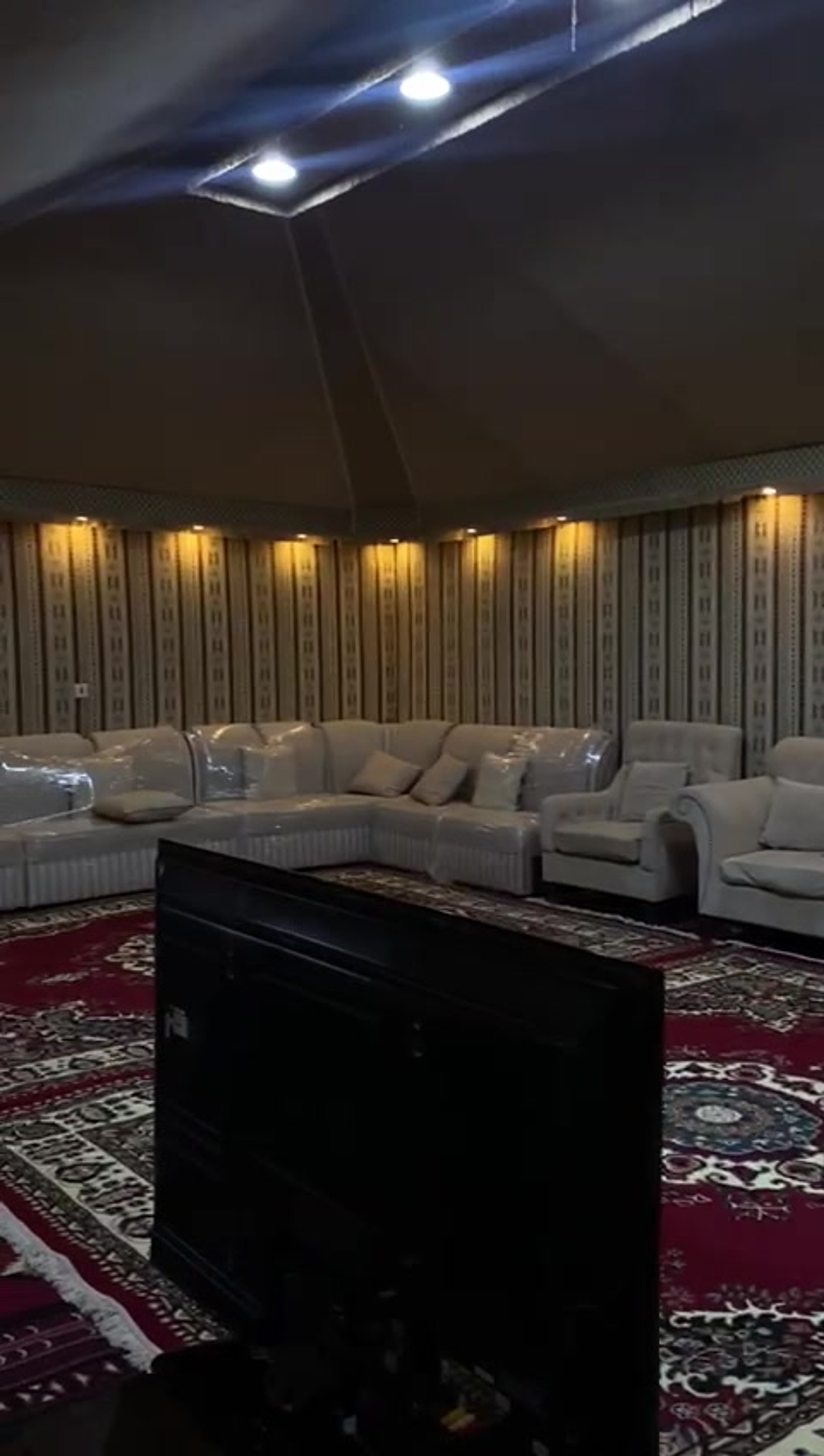https://img.gathern.co/1400x0/1/IWUd1qo4ZL5p6ujfmxq3M3y4MopZaQBA.jpg