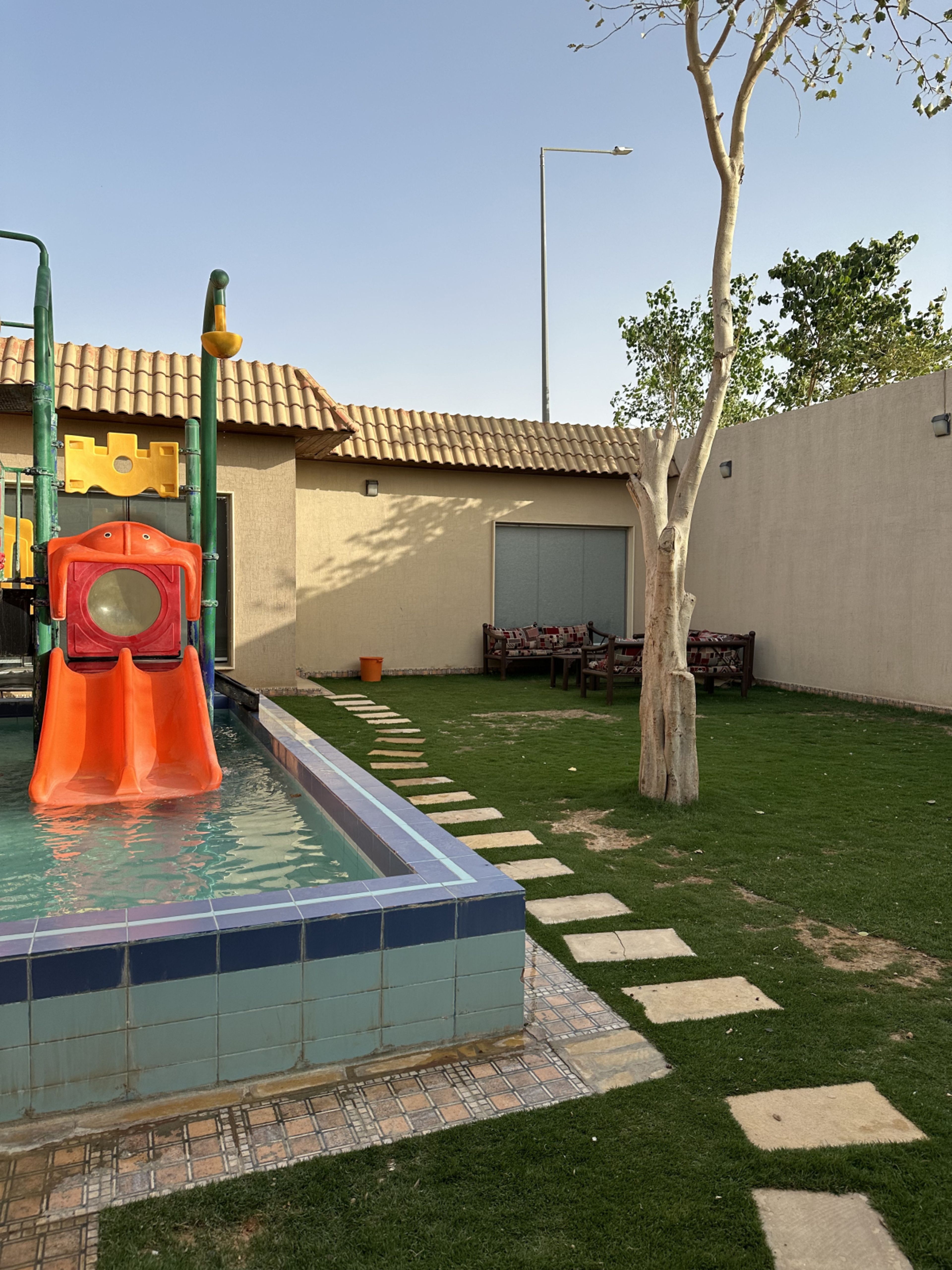 https://img.gathern.co/1400x0/1/IXjLwfOtdPo3XFENBJuHU7GJ2XKT4TXT.jpg