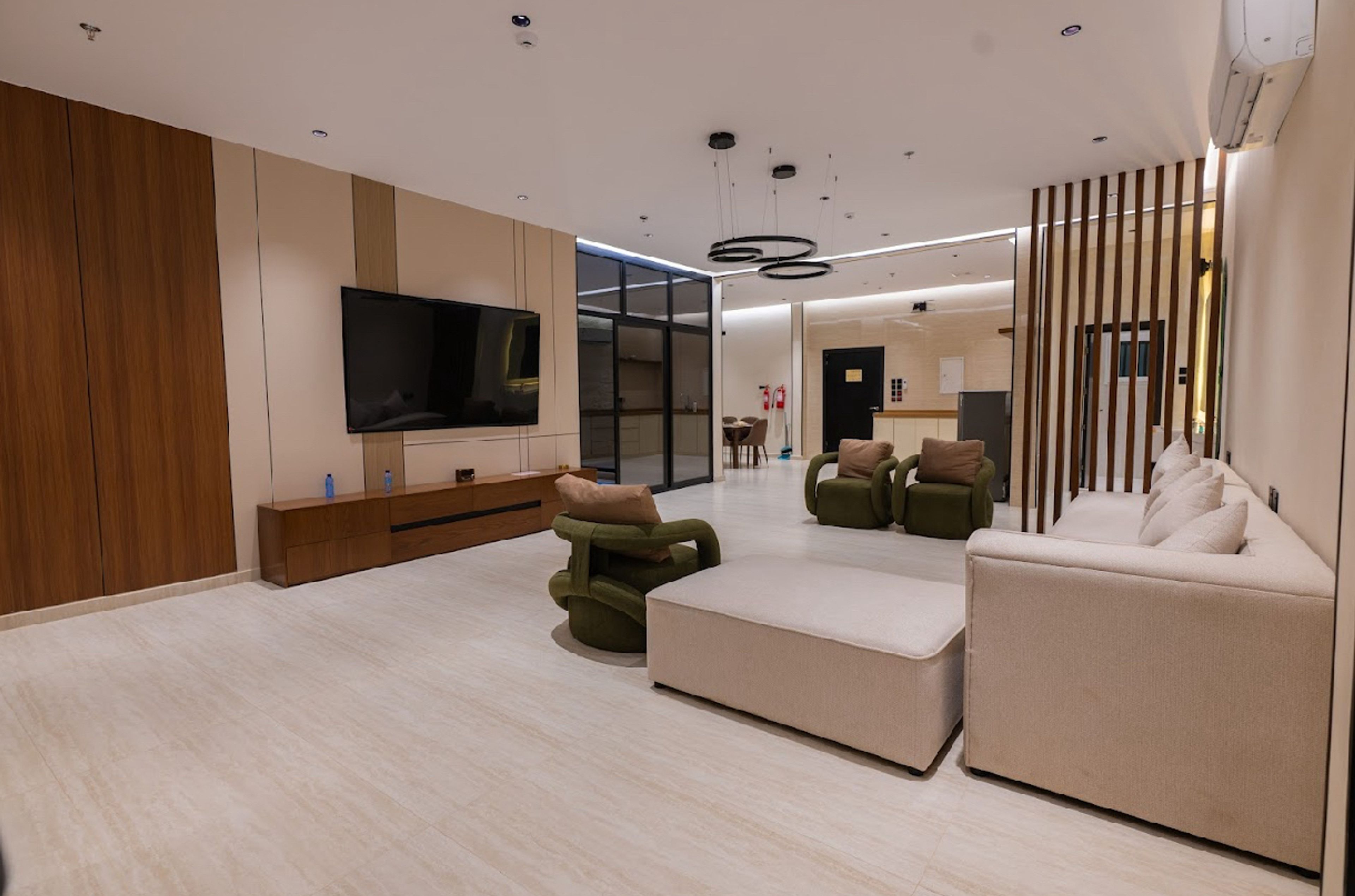 https://img.gathern.co/1400x0/1/IgI7VcLseYRpTJs-49excKdAAUuODw2a.jpg