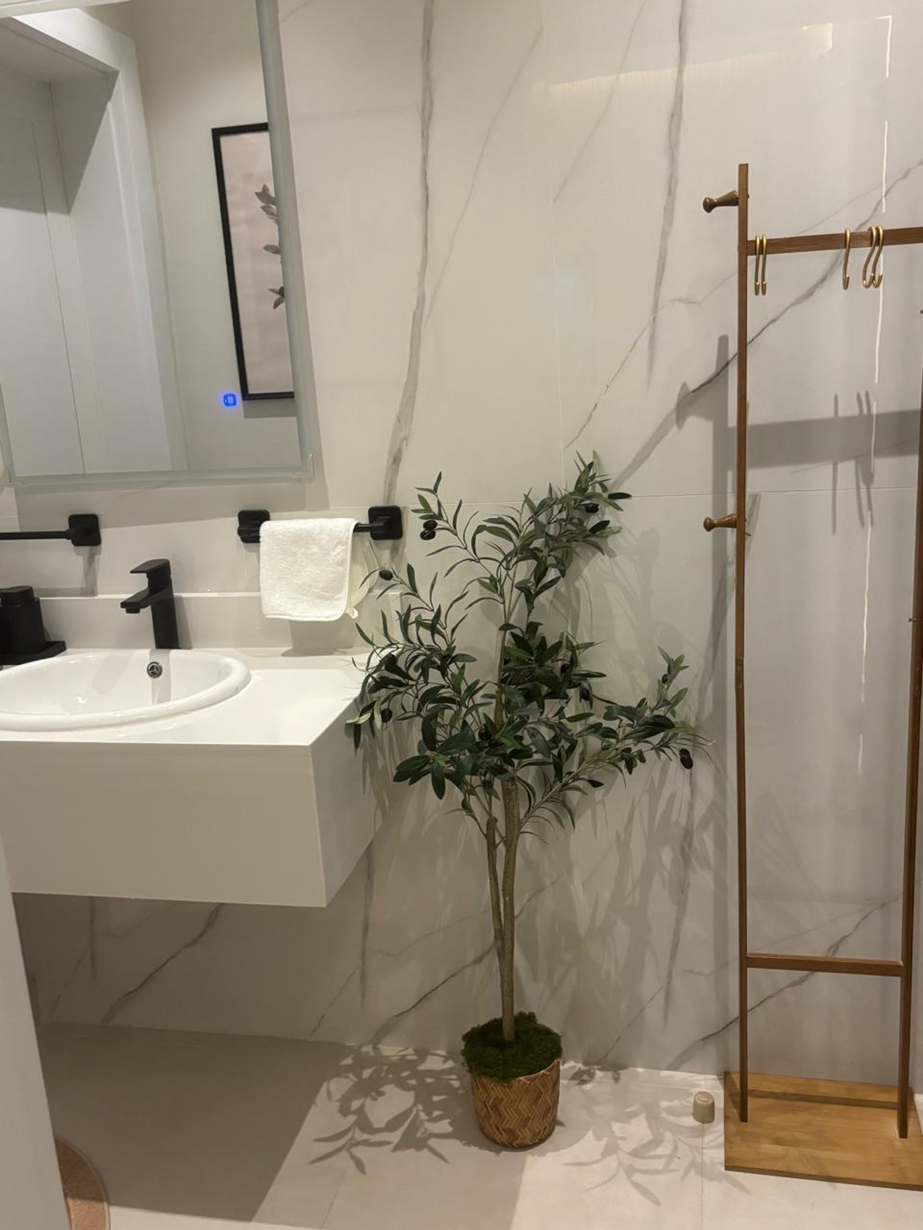 https://img.gathern.co/1400x0/1/J8Yd6F07cTqKlEP-0xD_MLbvzu36CM0T.jpg