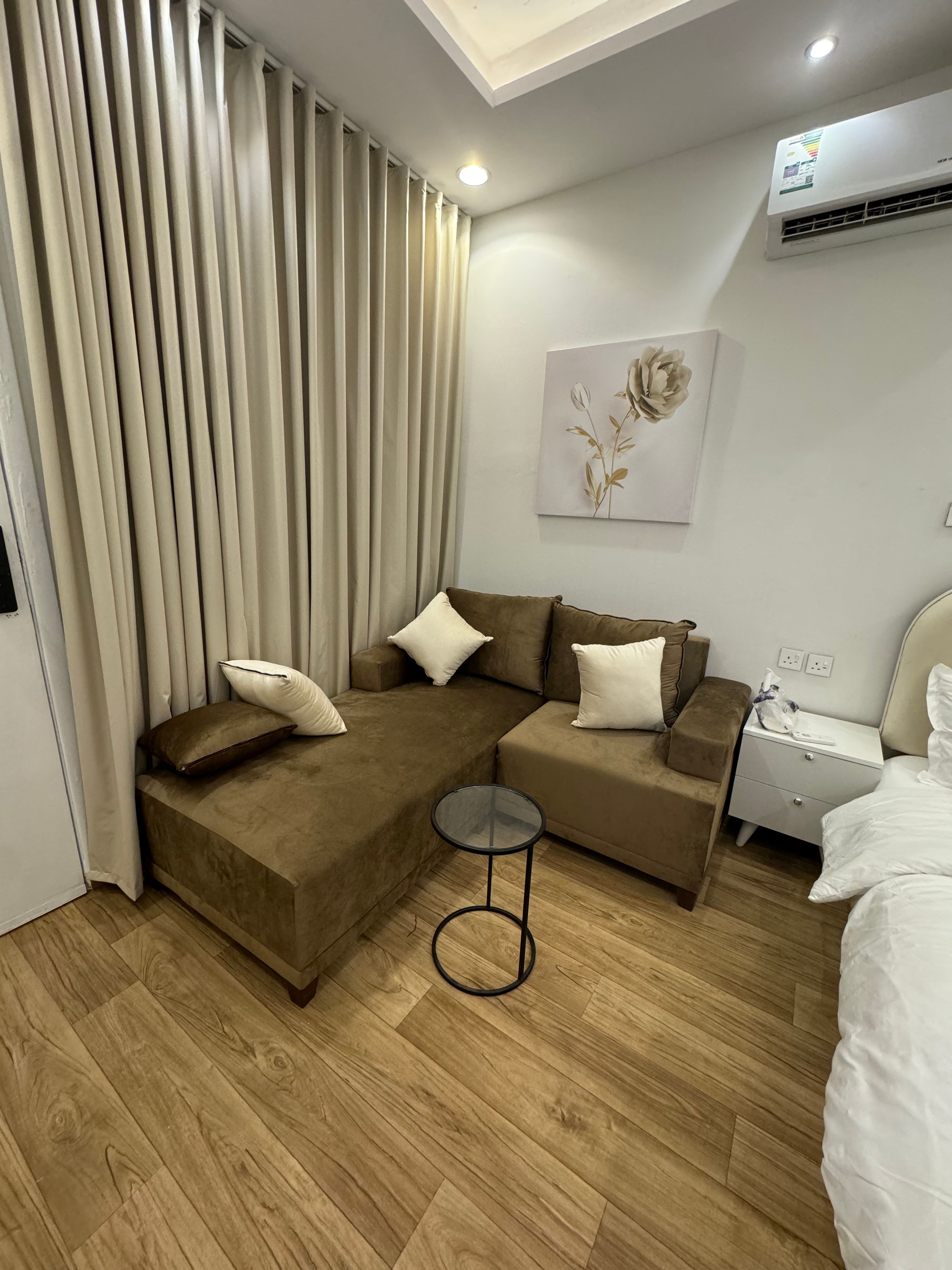 https://img.gathern.co/1400x0/1/JPIYi6JebqRXz9LZQdnthR6HjHF0qHN3.jpg