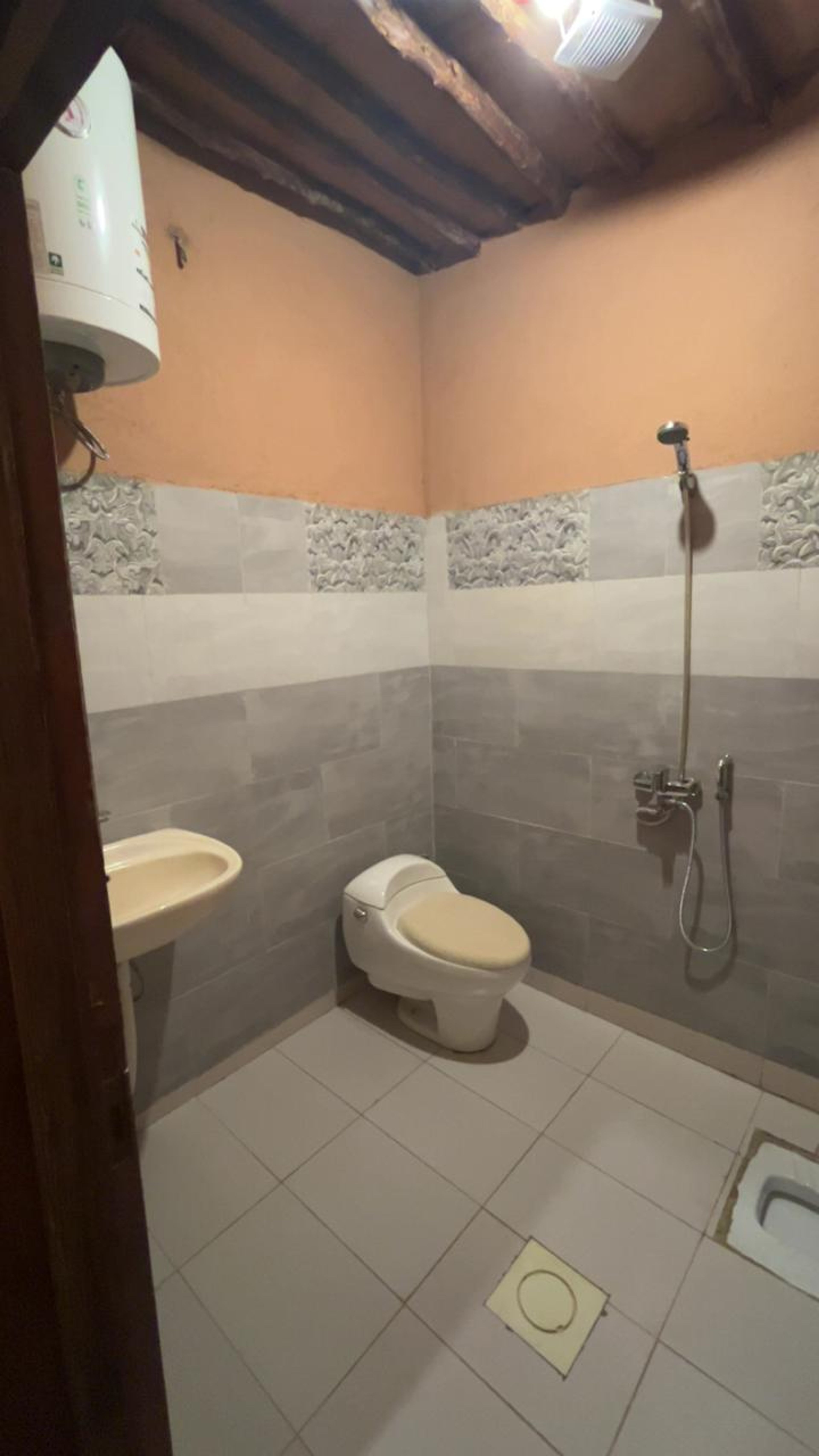 https://img.gathern.co/1400x0/1/KSeC-UV8a8Bg5dQCa_P08tAVaF9bhK8p.jpeg