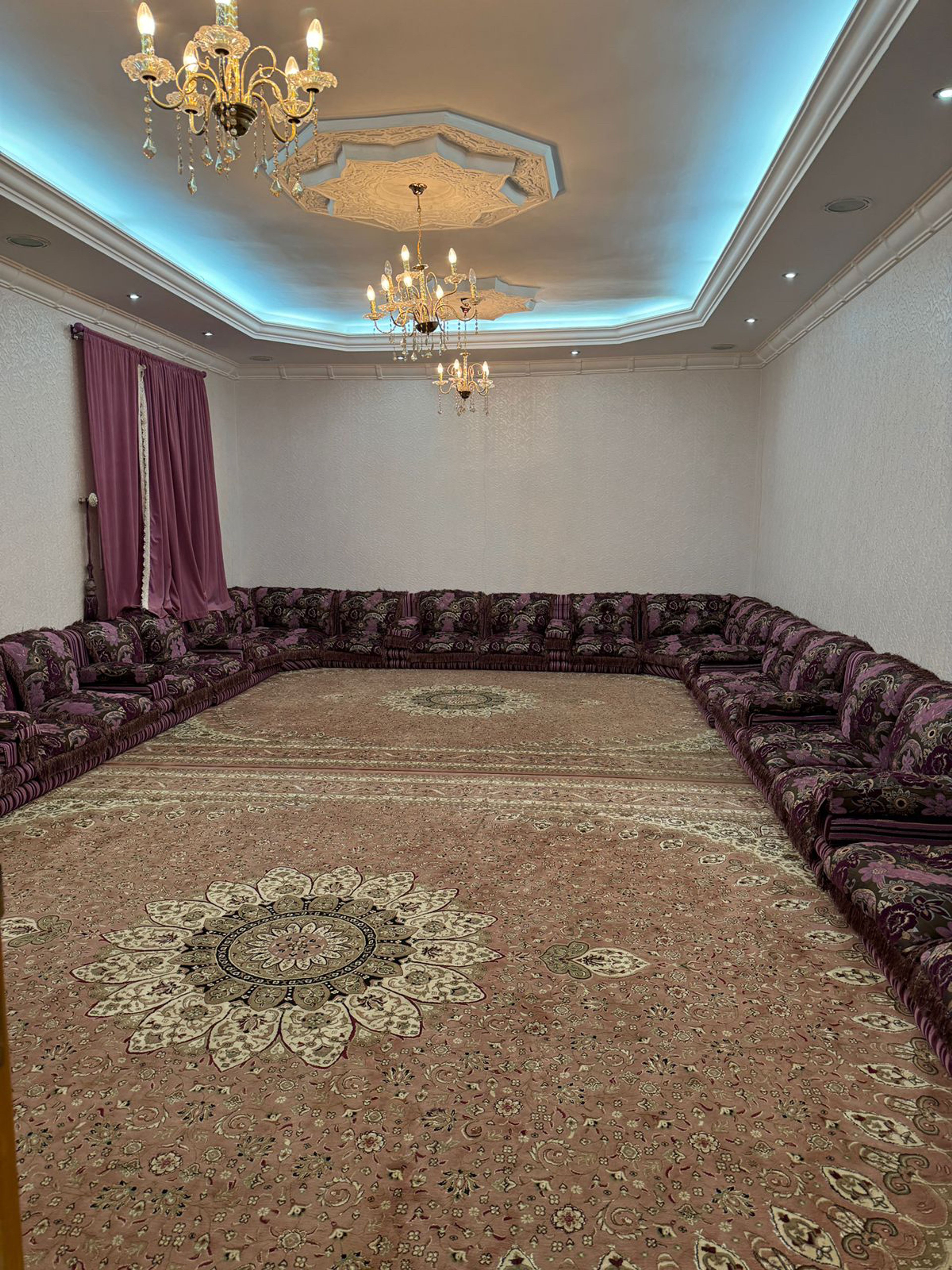 https://img.gathern.co/1400x0/1/KhAPe2YMP07XxdRq1-bJD0P3t8_qluI1.jpg