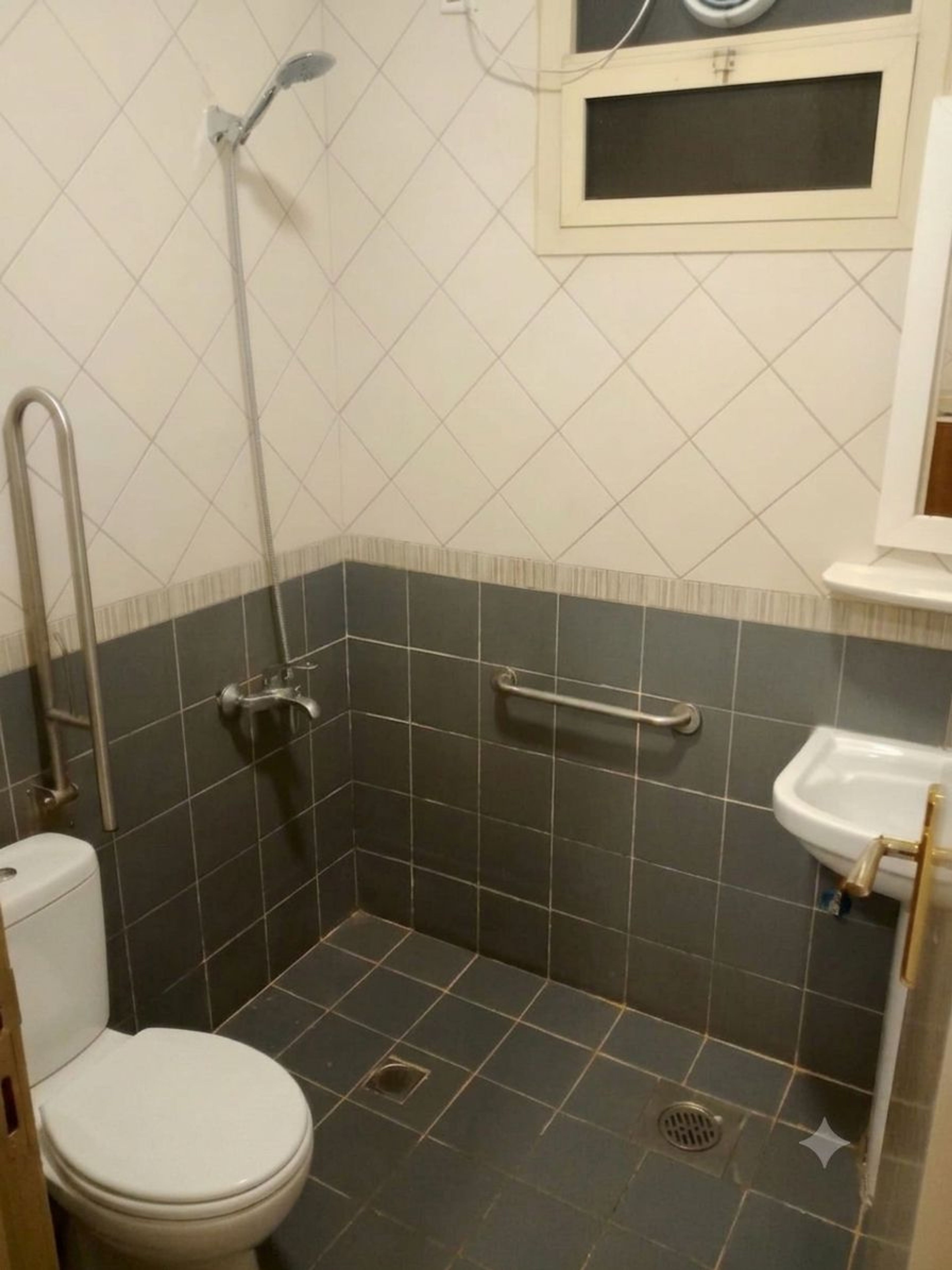 https://img.gathern.co/1024x0/1/KsCNORu6QtG1W3omwWvCqGnl1MT61hnE.jpeg