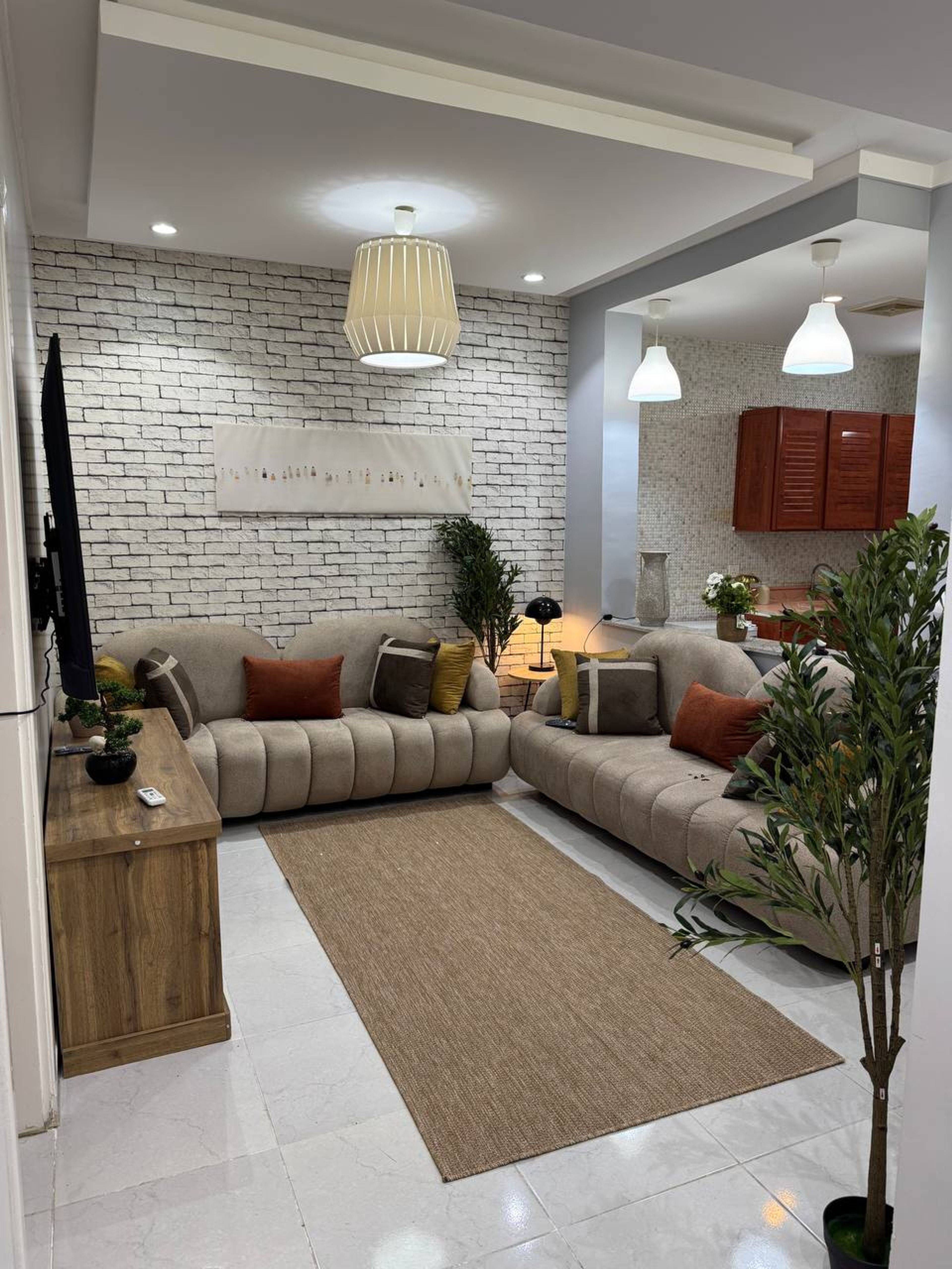 https://img.gathern.co/1400x0/1/LGjFytOuzbnTITgBvmwm60HKTUu5j9Fz.jpg