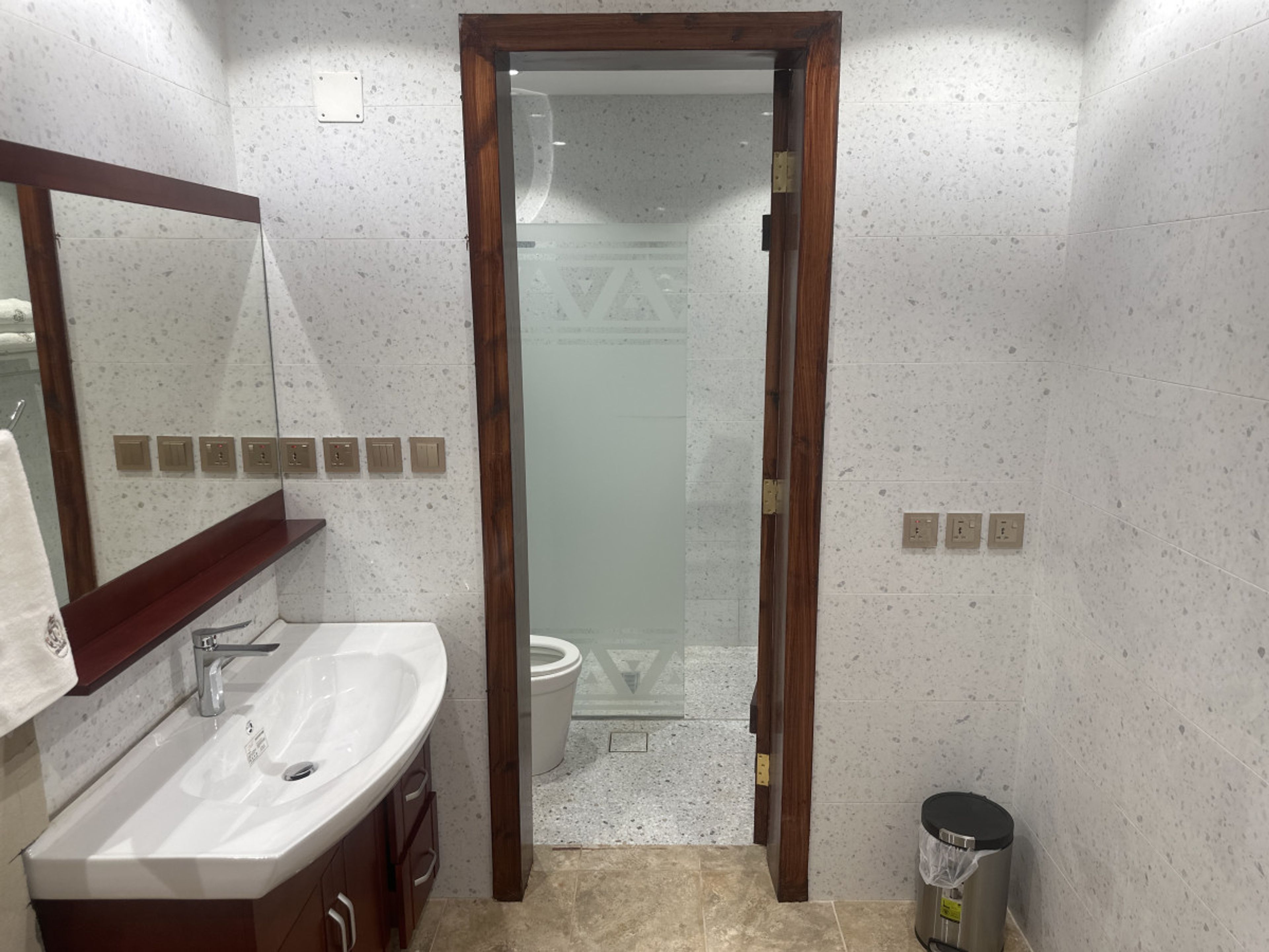 https://img.gathern.co/1400x0/1/OuV10Nt40VDkQnkBooev55BzKhKT-Uu9.jpg