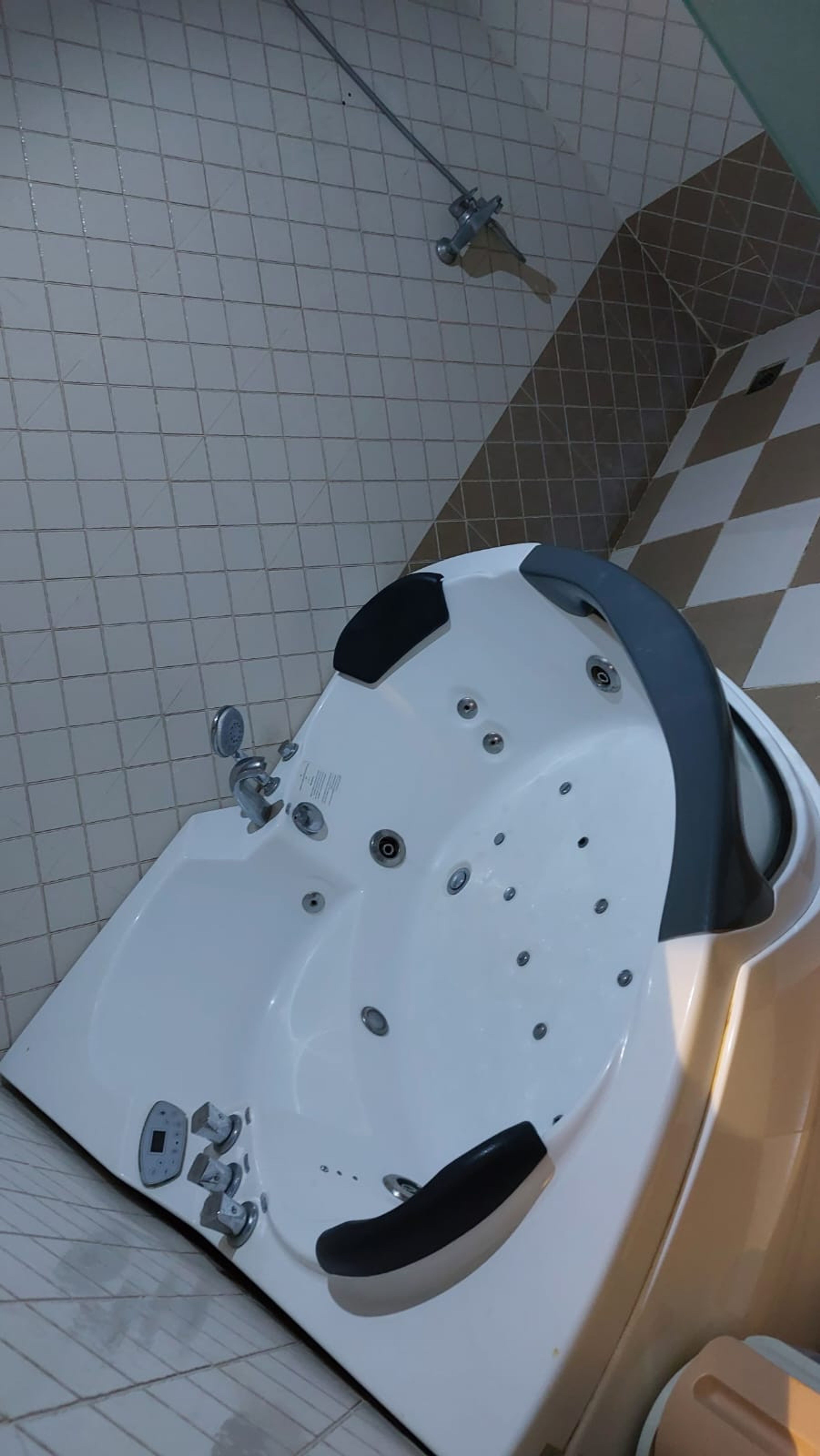 https://img.gathern.co/1400x0/1/PPLOVTSUGkJmIVNtRJffWnXE0ST6t3zP.jpeg