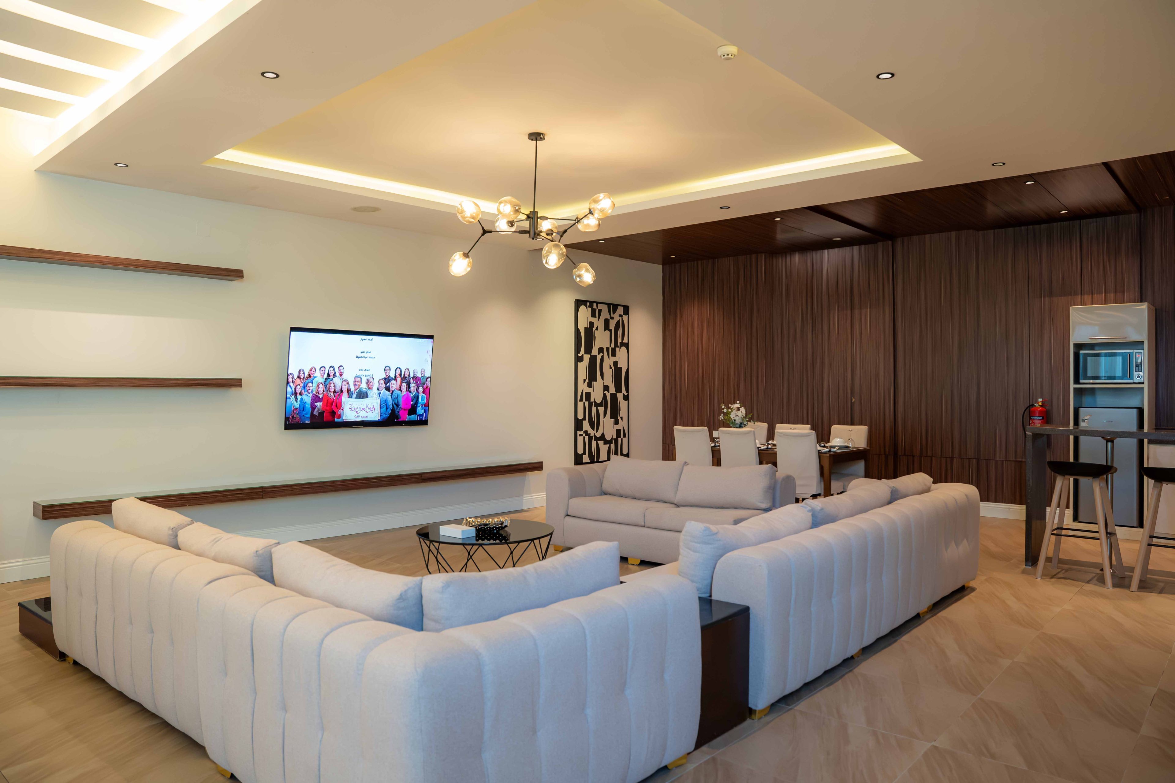 https://img.gathern.co/1400x0/1/PQgko1F2i2XuLek0EGFKvxk_YI2IYckg.jpg
