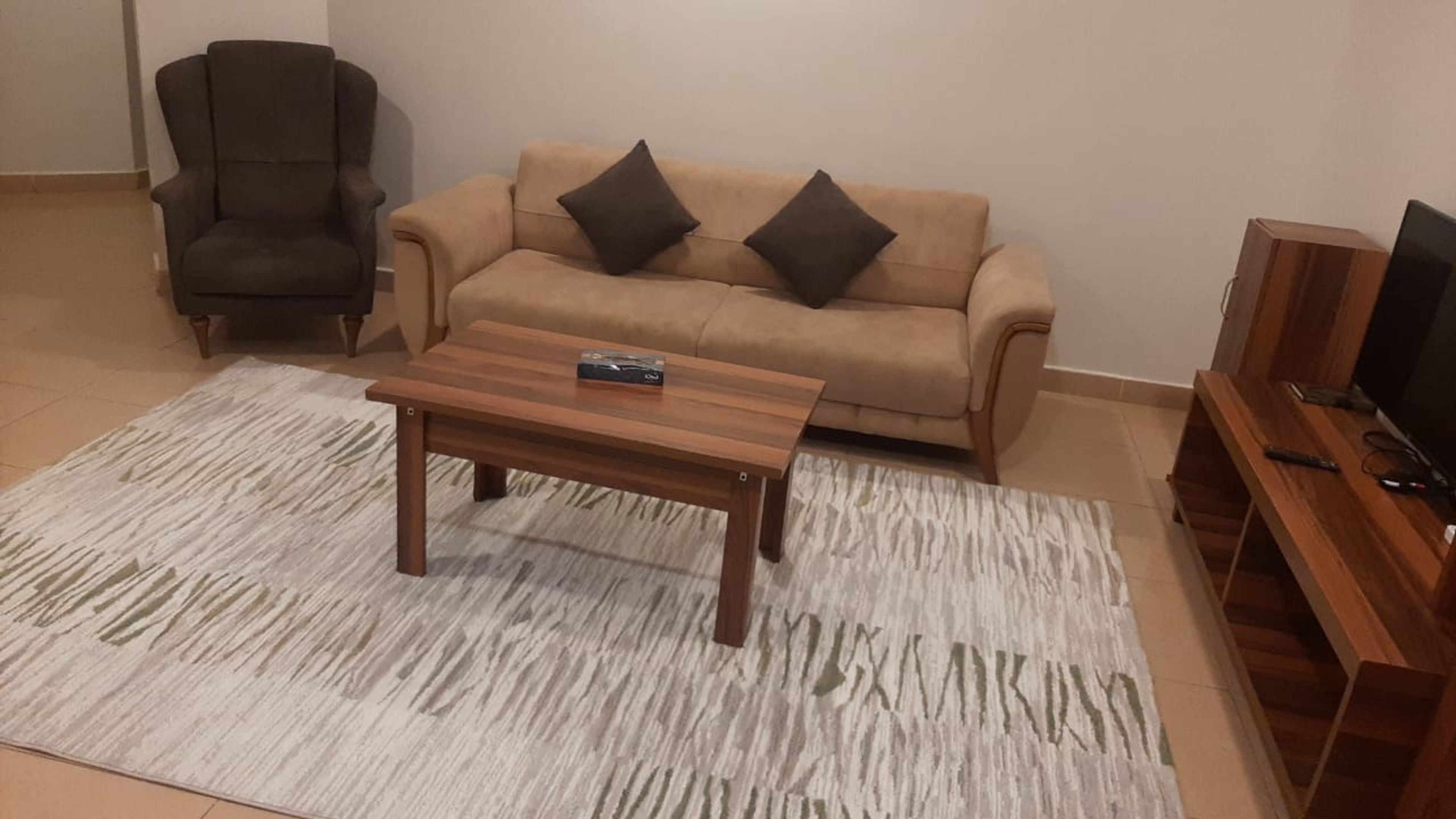 https://img.gathern.co/1024x0/1/PZ3lIDGW5kLNSrTJUDLuI0IPI0d0WlBa.jpg