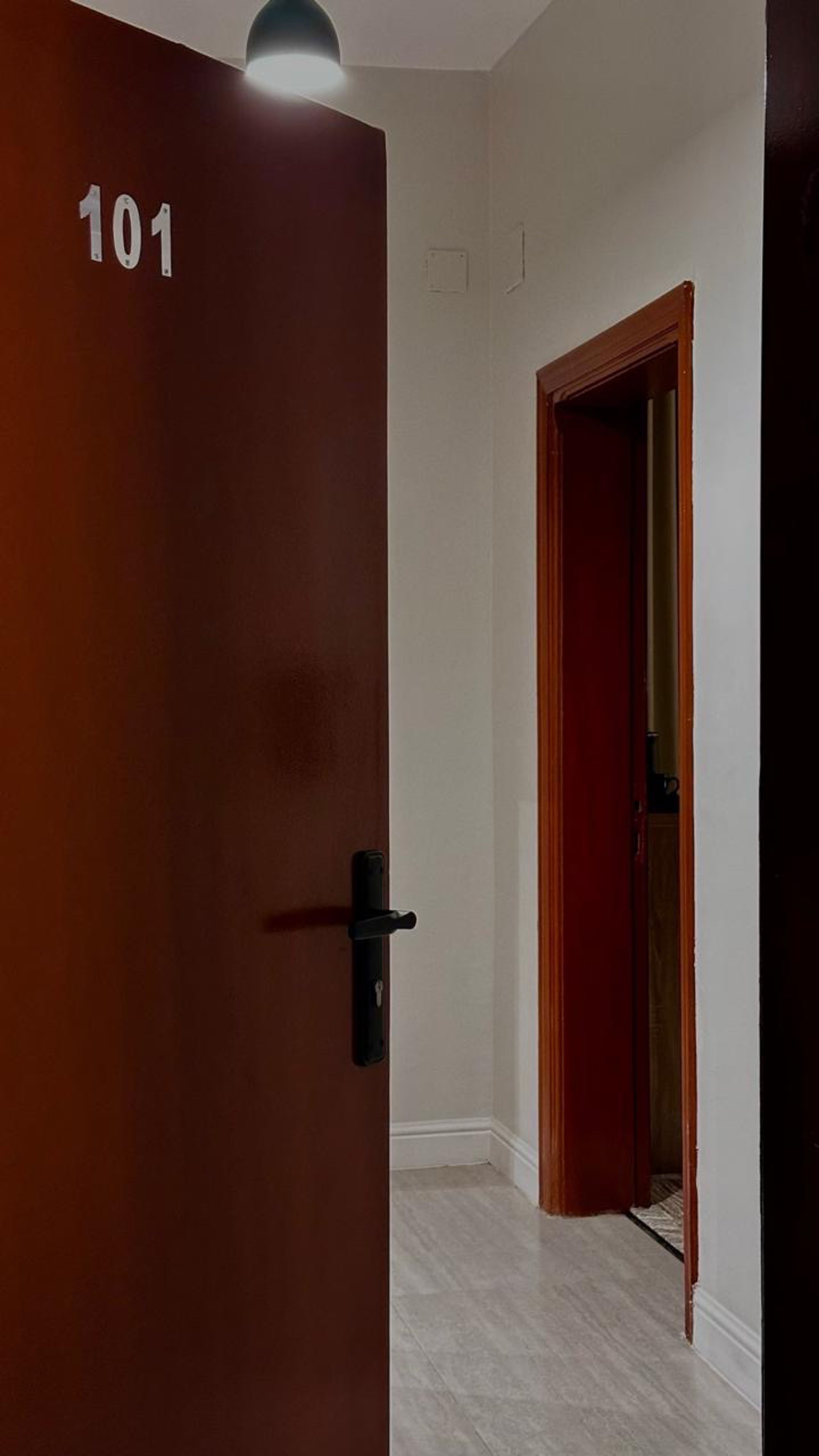 https://img.gathern.co/1400x0/1/Q7KhpaFEgM1g-w0WjF8GXIhzovypLEXZ.jpg