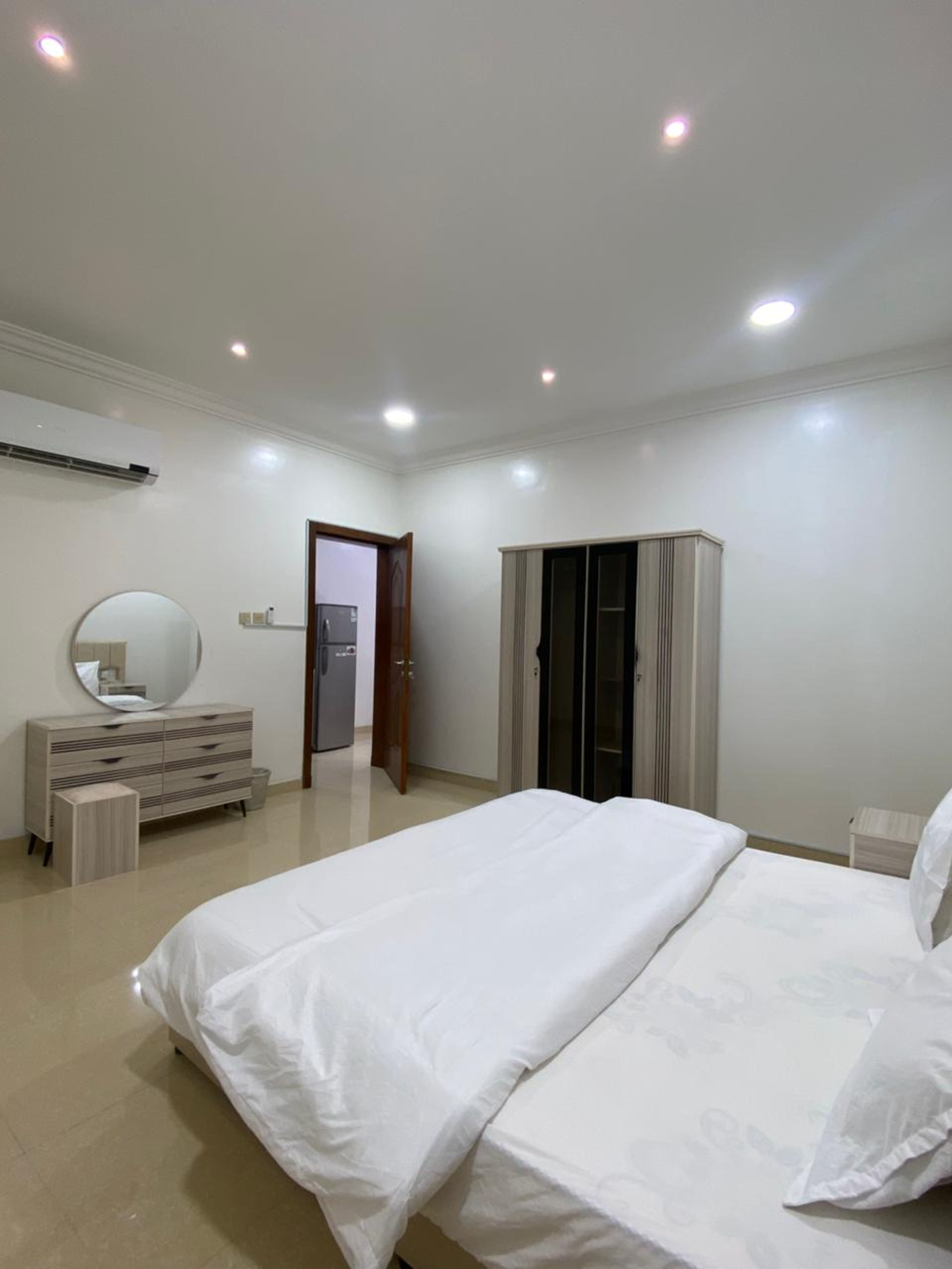 https://img.gathern.co/1024x0/1/RC6Mm6tHexZdzFicCZXv98R4tzO8pNuX.jpeg