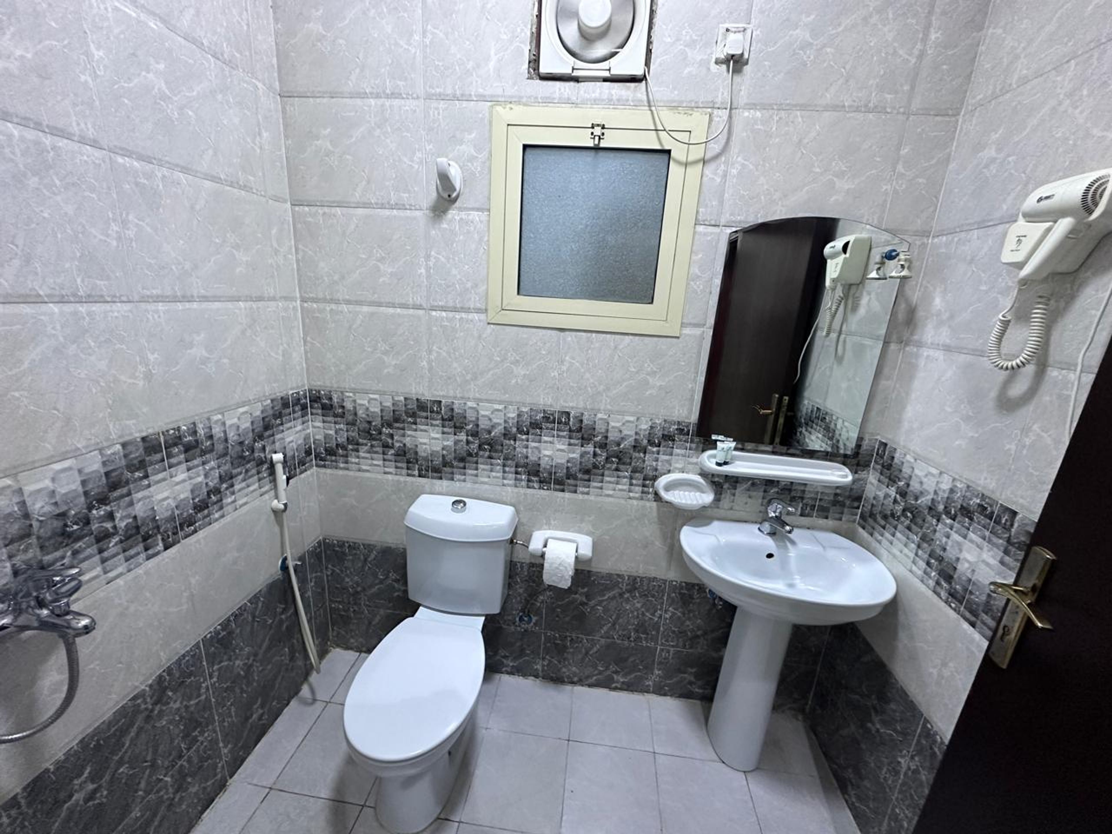https://img.gathern.co/1024x0/1/RO5CzZNDR0WoA4vZO19_3yIObQmnw8zI.jpg