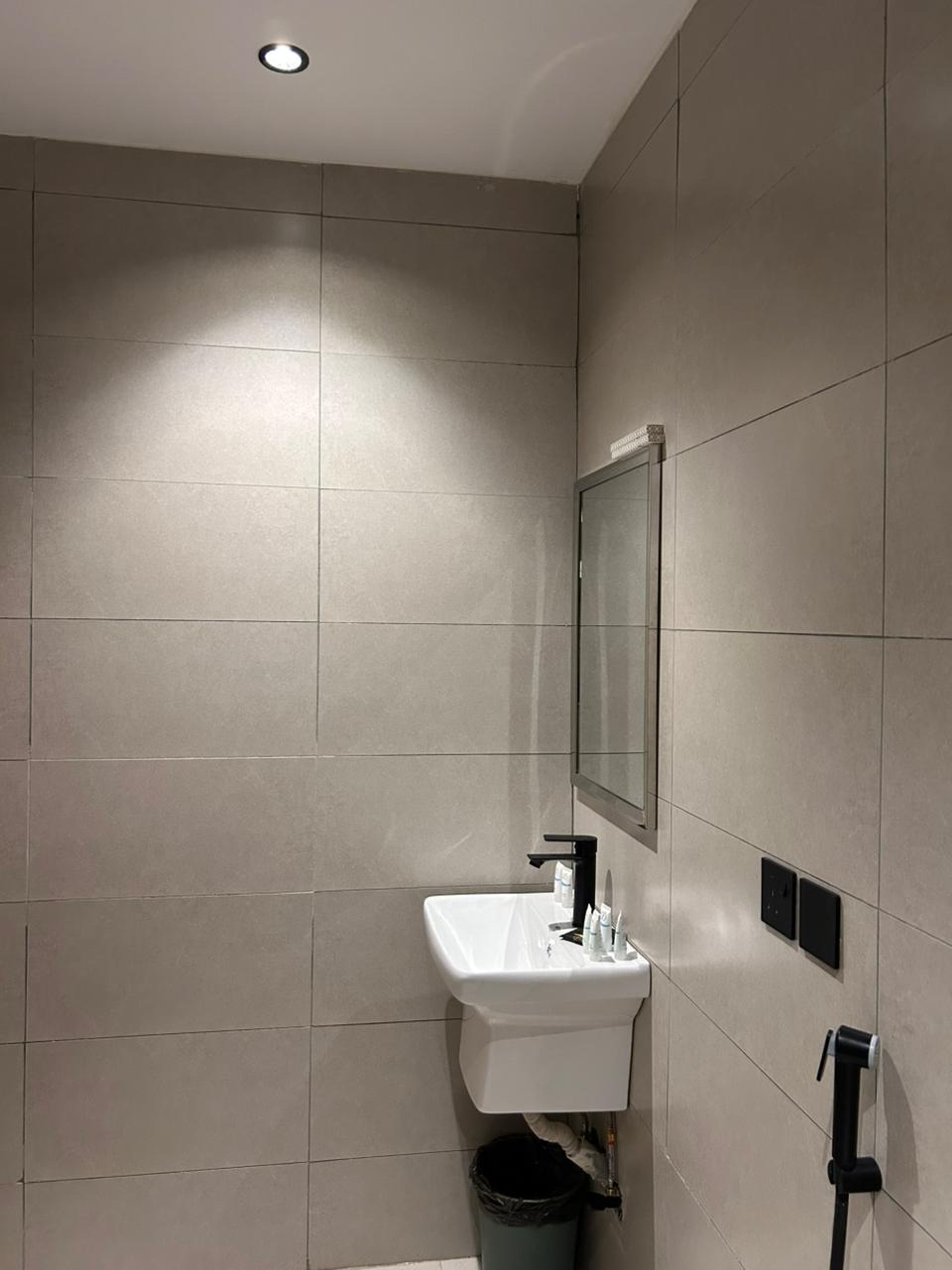 https://img.gathern.co/1024x0/1/SkU5ISD112aDOvpGeTl1fNg0mnDSw17o.jpg