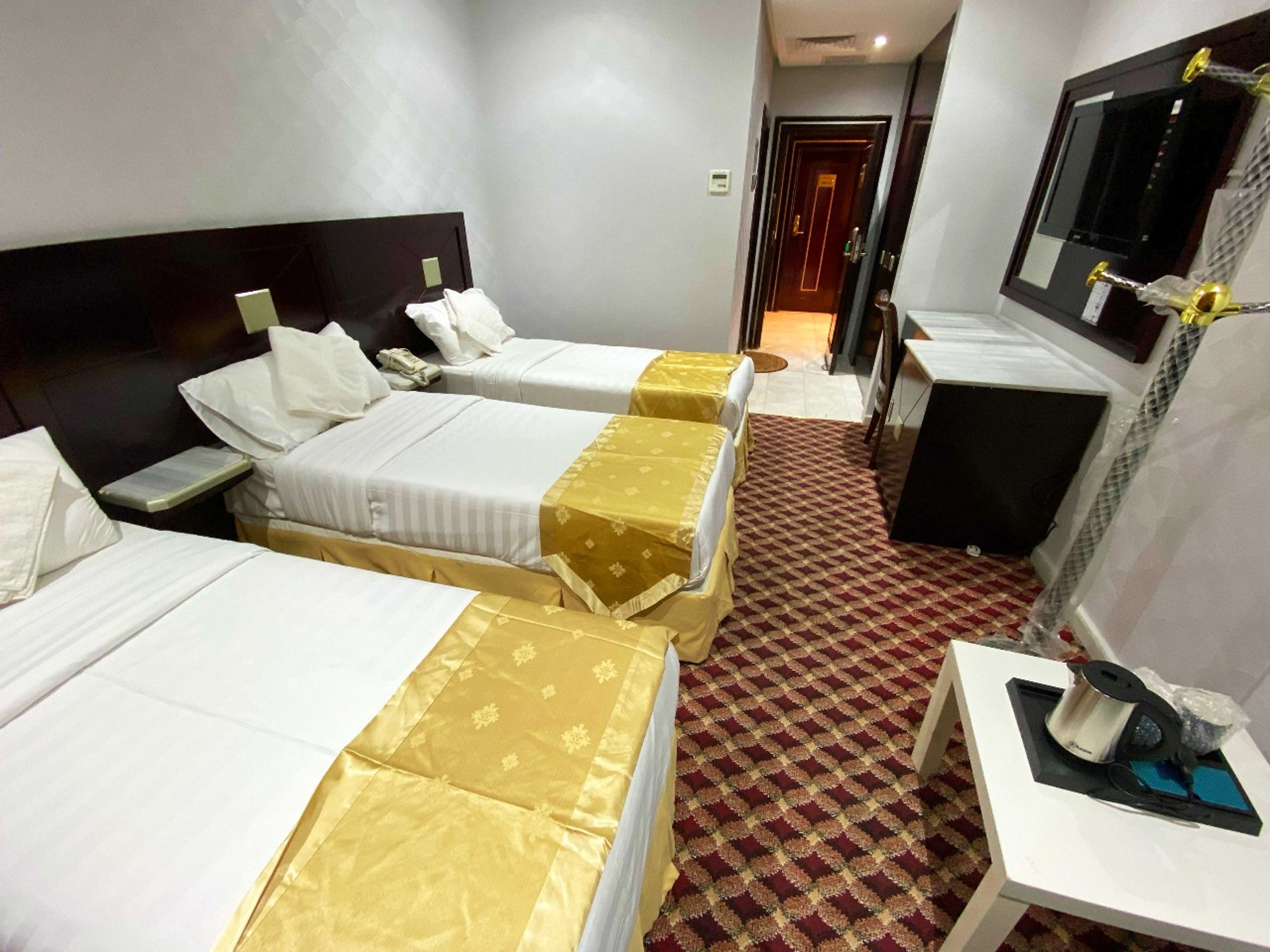 https://img.gathern.co/1024x0/1/SoM3XzEEkx8_CegF0KmNKKXKgrhjoud1.jpg